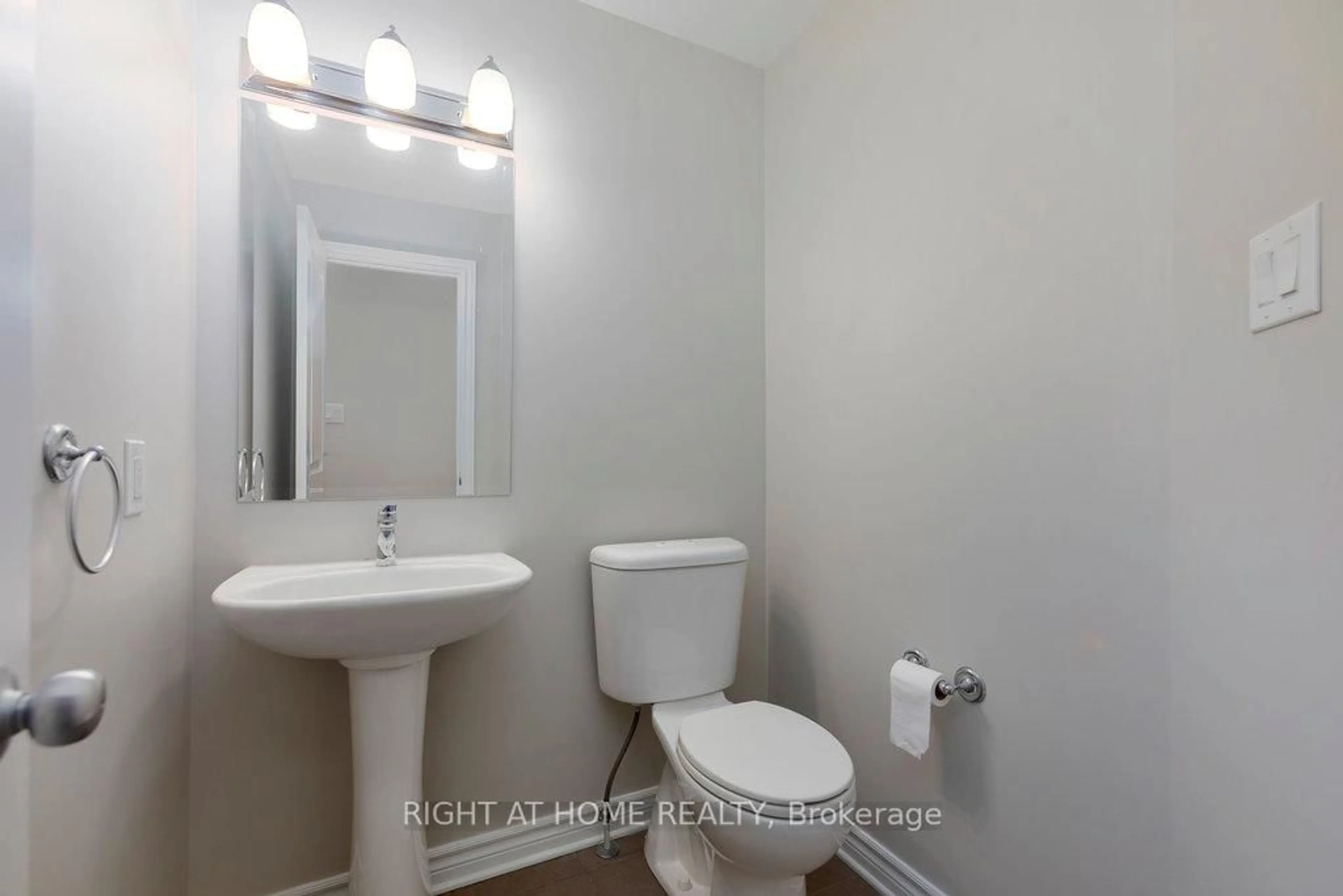 Standard bathroom, unknown for 213 HALYARD Way, Ottawa Ontario K2T 0L2