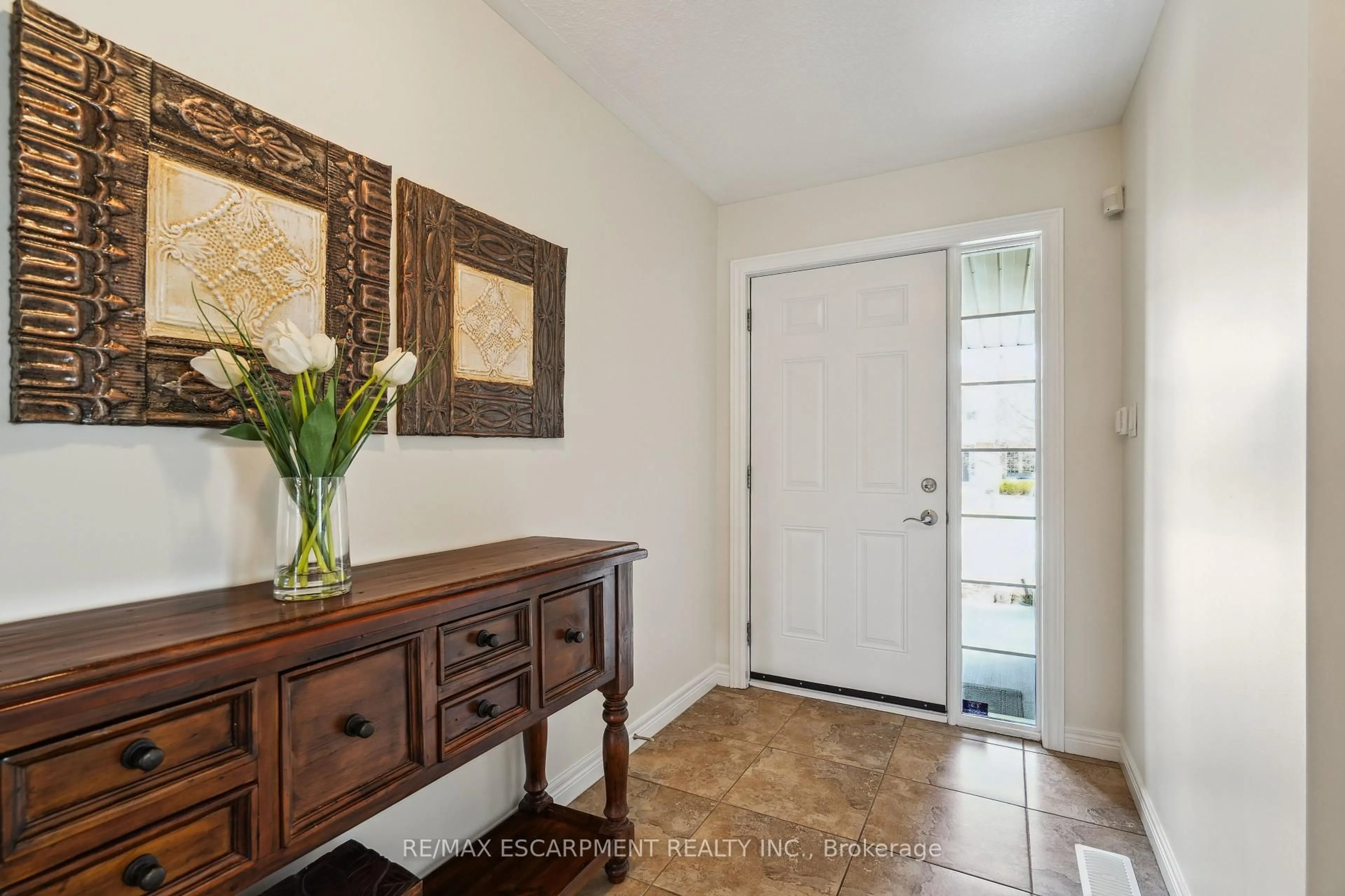 Indoor entryway for 177 Wheeler Crt, Guelph/Eramosa Ontario N0B 2K0