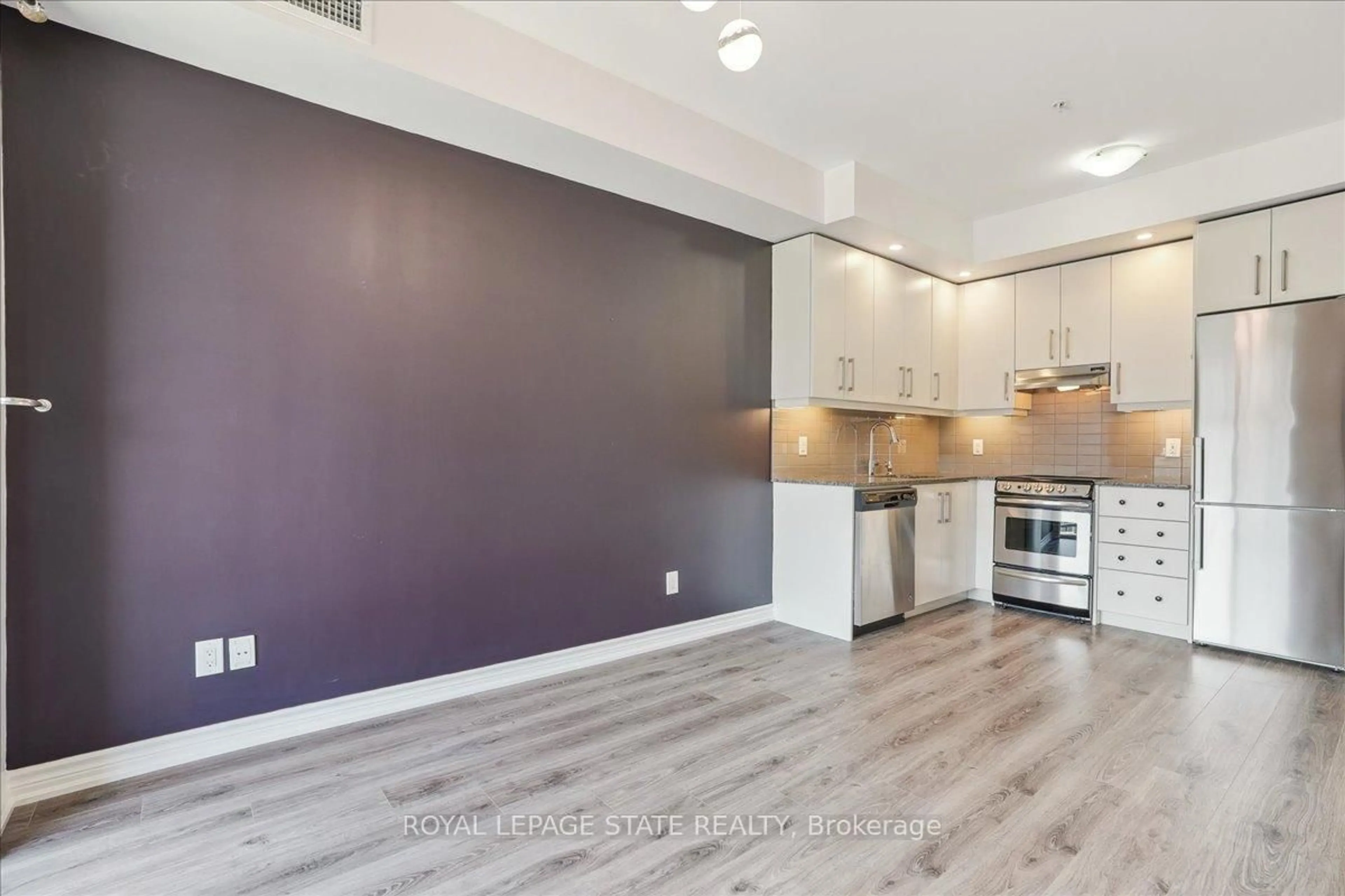 Open concept kitchen, wood/laminate floor for 40 Esplanade Lane #401, Grimsby Ontario L3M 0G9