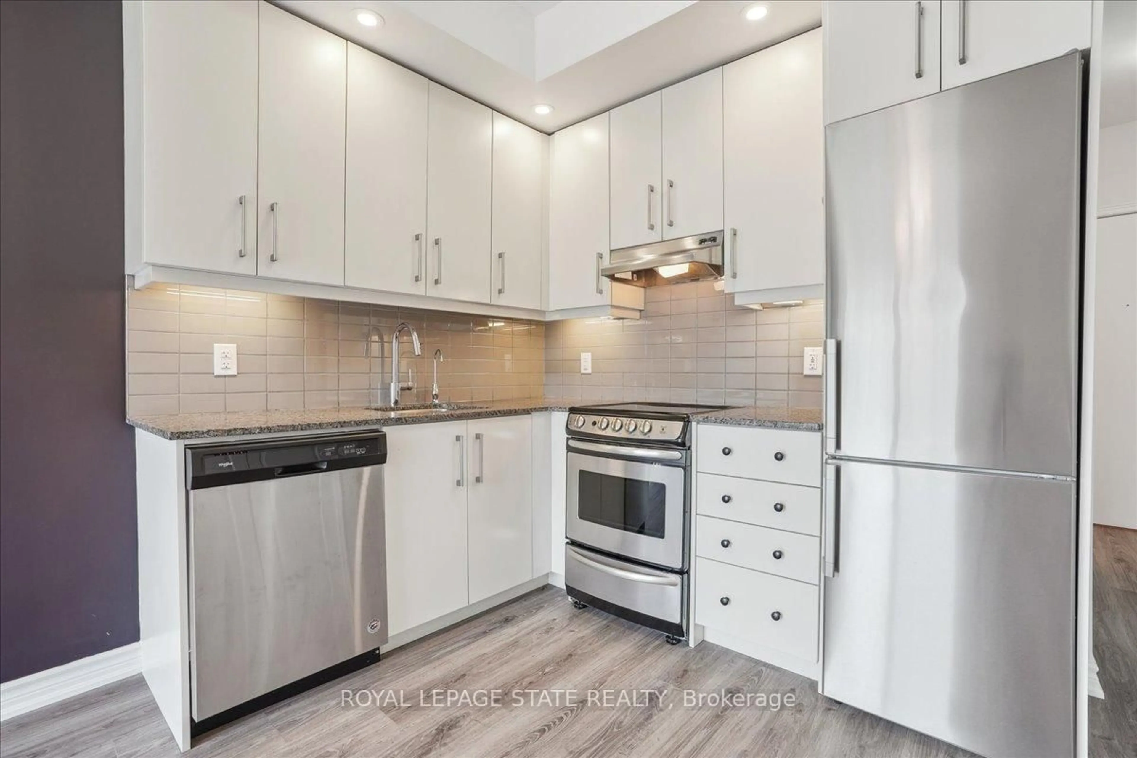 Standard kitchen, unknown for 40 Esplanade Lane #401, Grimsby Ontario L3M 0G9