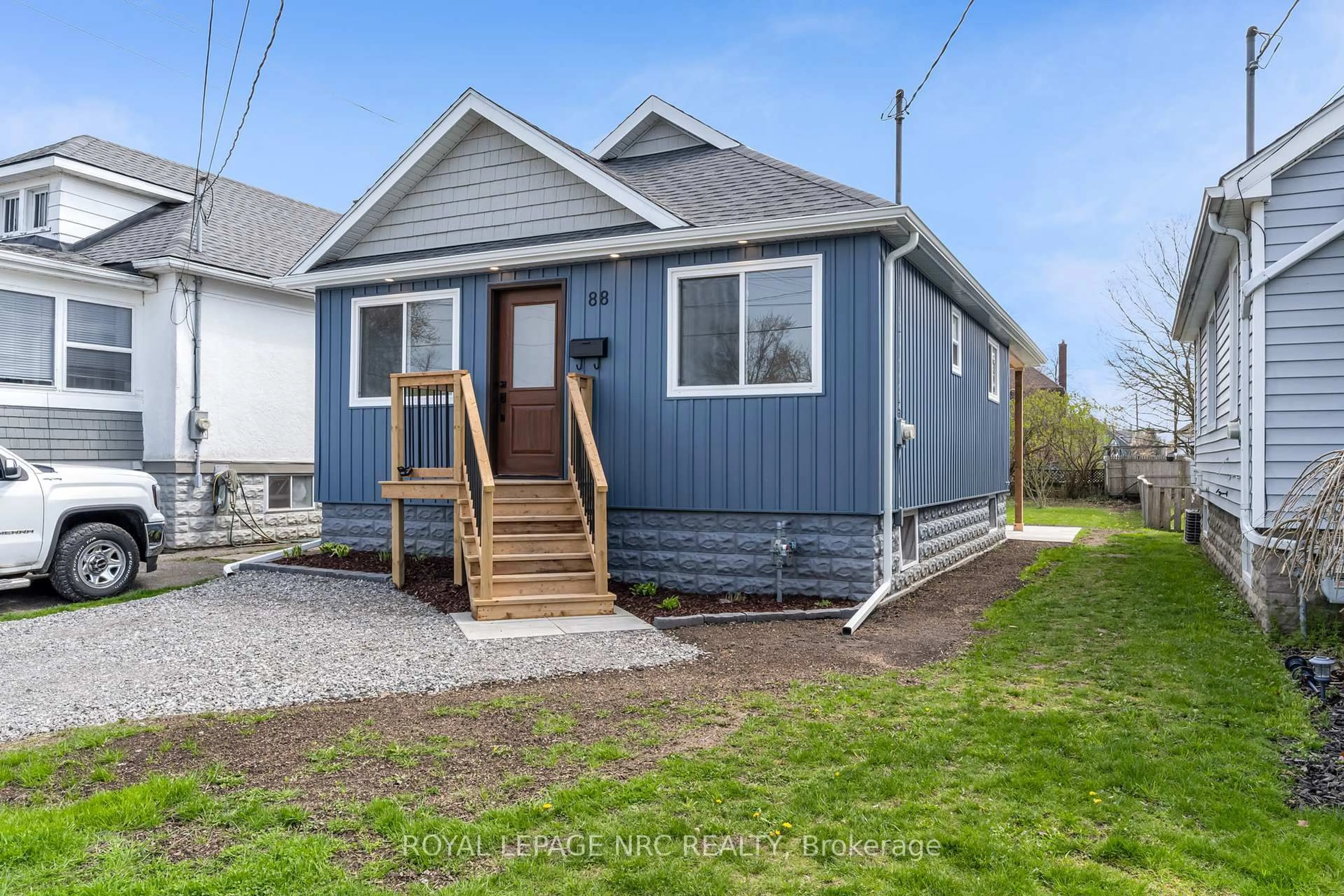 Home with vinyl exterior material, street for 88 Delhi St, Port Colborne Ontario L3K 3K9