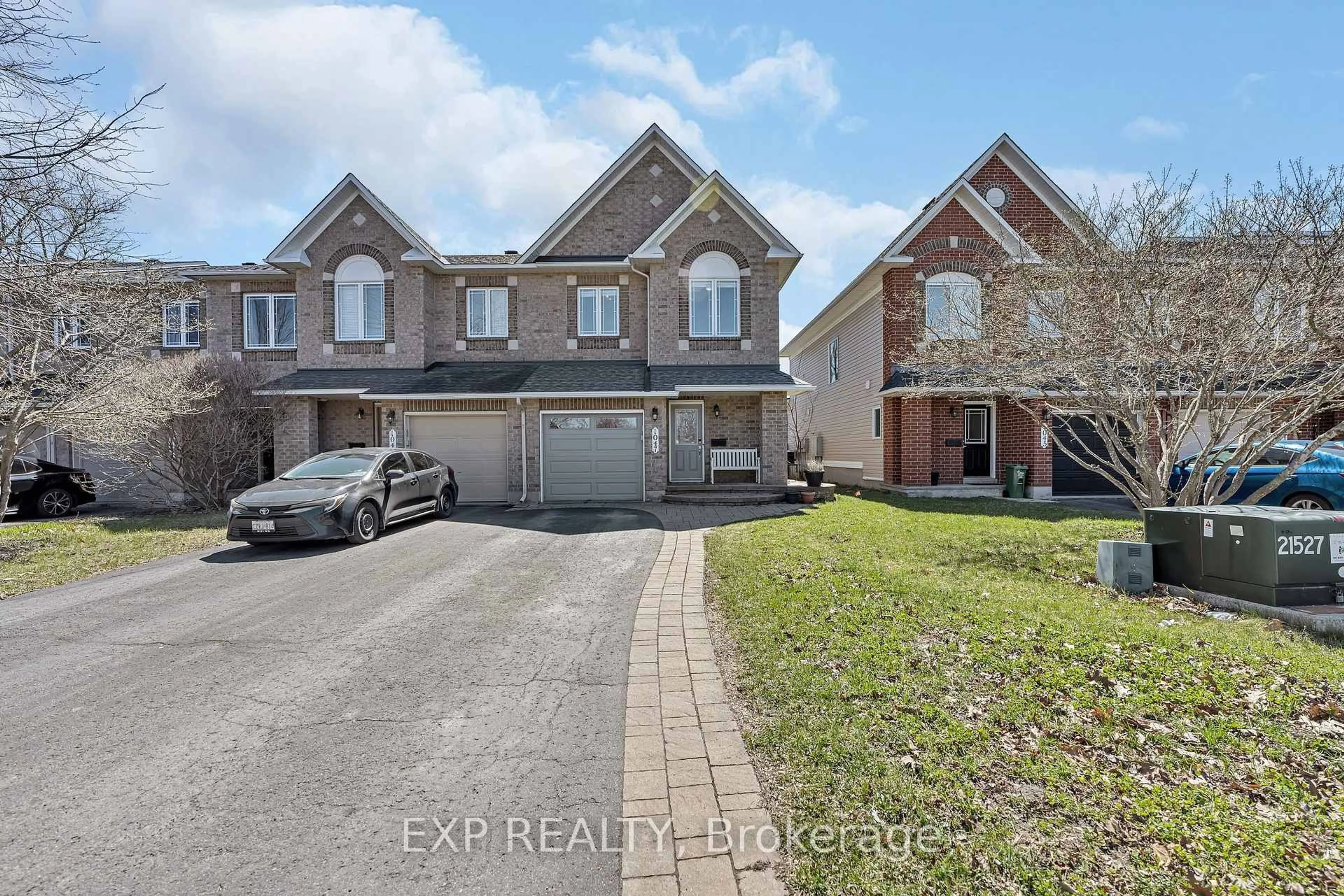 A pic from outside/outdoor area/front of a property/back of a property/a pic from drone, street for 1047 Capreol St, Ottawa Ontario K4A 4Z9