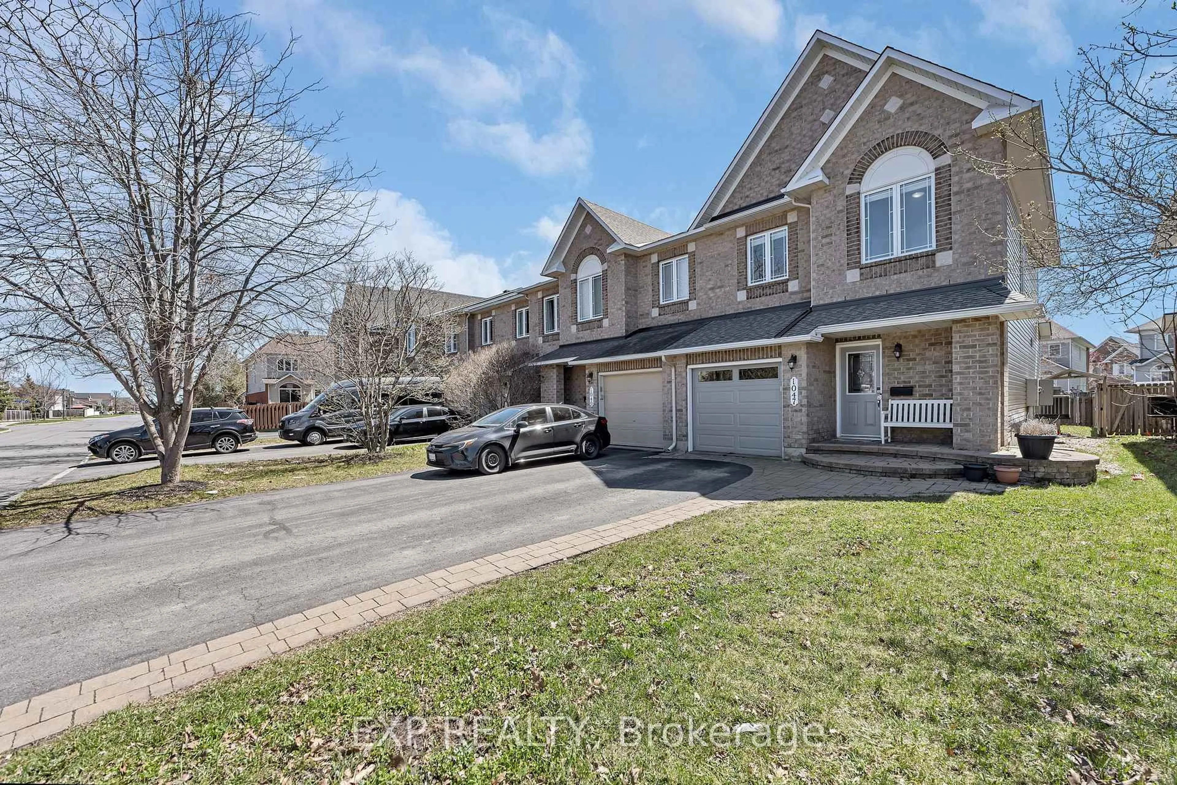 A pic from outside/outdoor area/front of a property/back of a property/a pic from drone, street for 1047 Capreol St, Ottawa Ontario K4A 4Z9