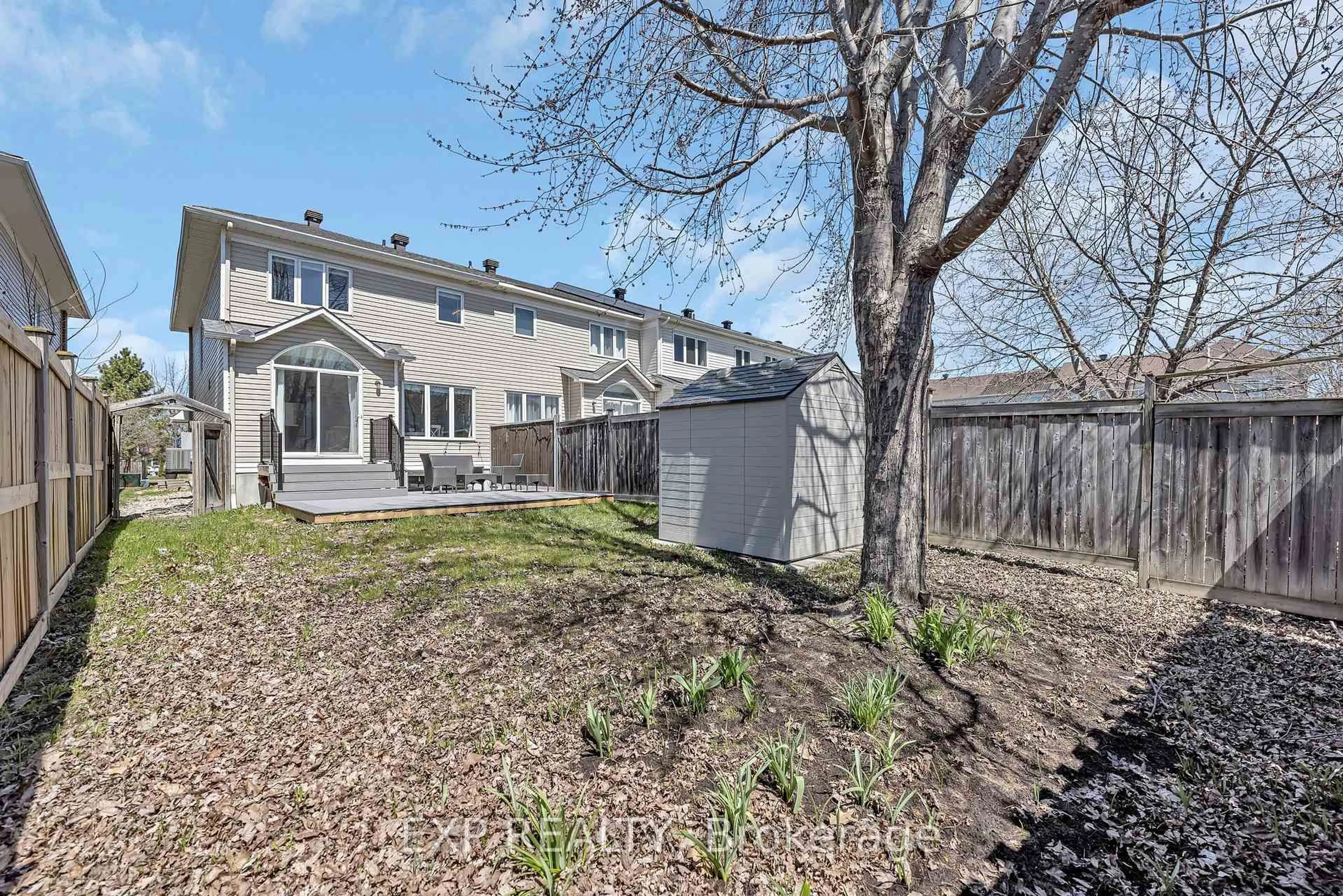 Patio, street for 1047 Capreol St, Ottawa Ontario K4A 4Z9