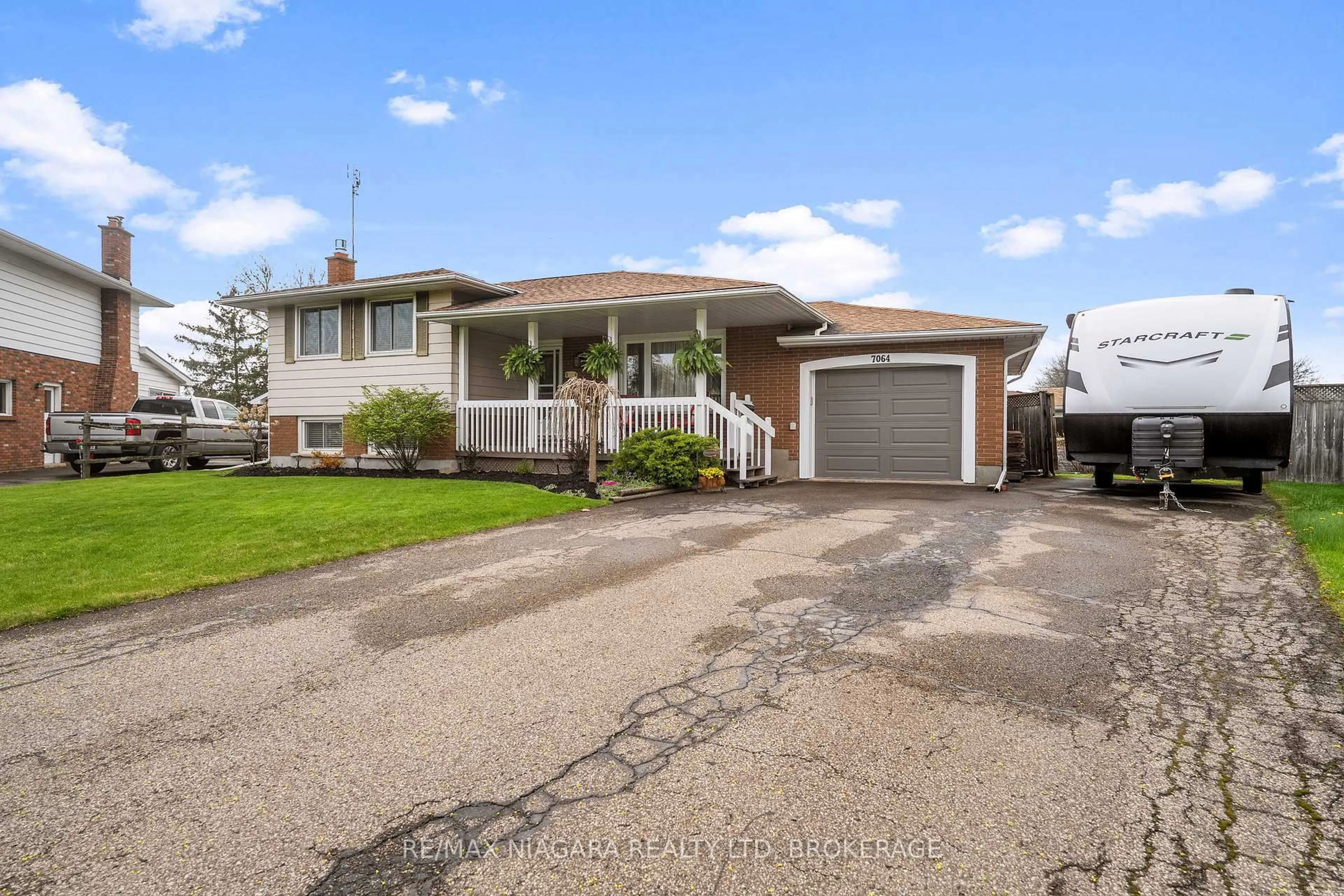 Home with vinyl exterior material, street for 7064 VENUS Cres, Niagara Falls Ontario L2G 7E9