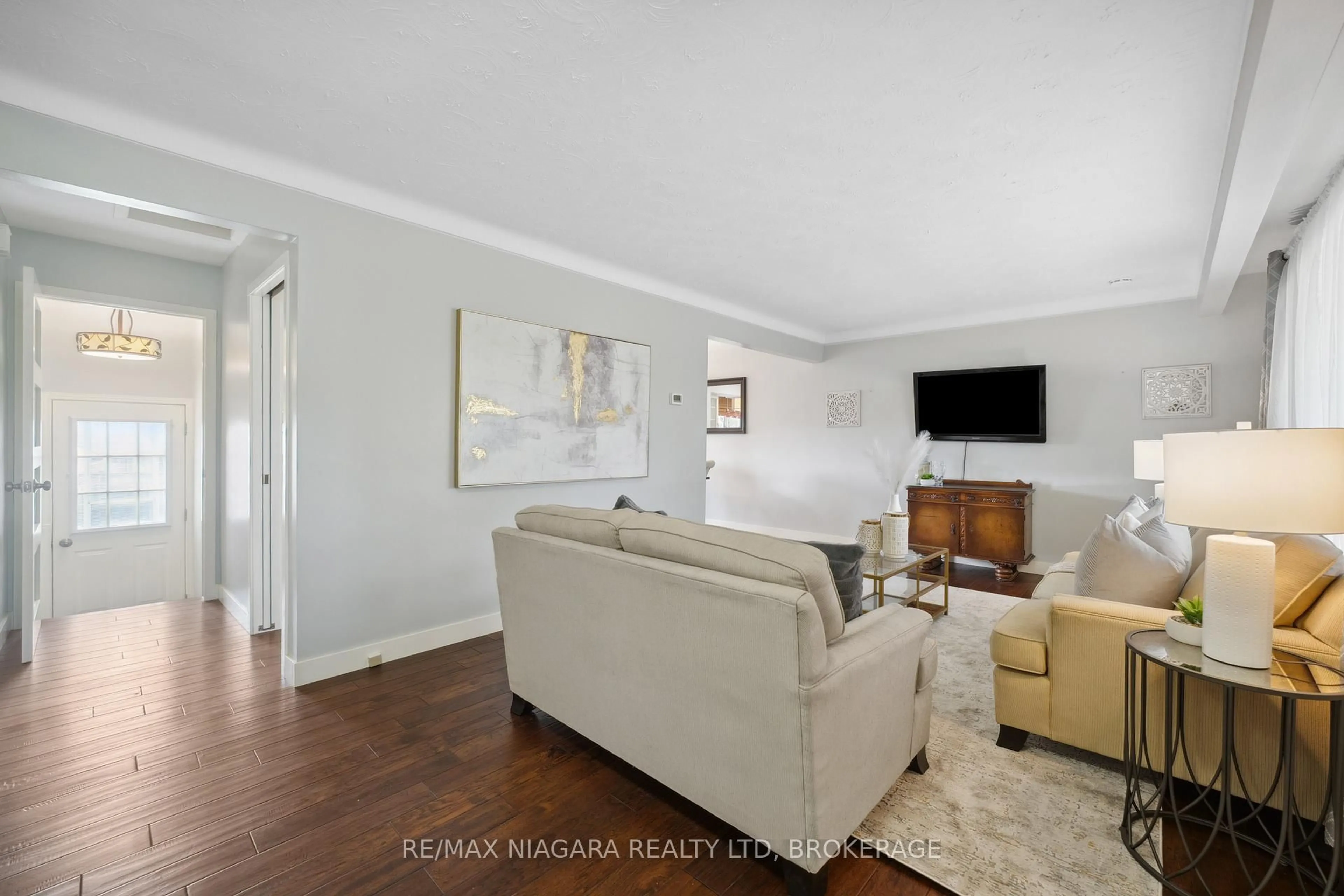 Living room with furniture, unknown for 7064 VENUS Cres, Niagara Falls Ontario L2G 7E9