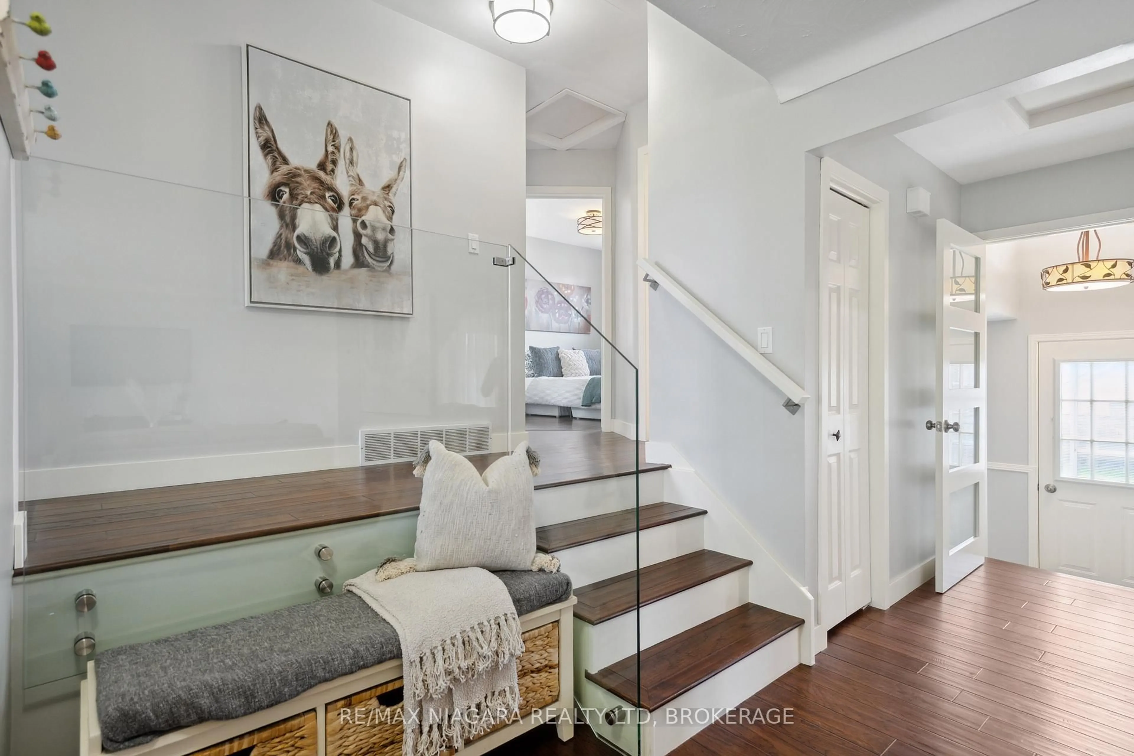 Indoor entryway for 7064 VENUS Cres, Niagara Falls Ontario L2G 7E9