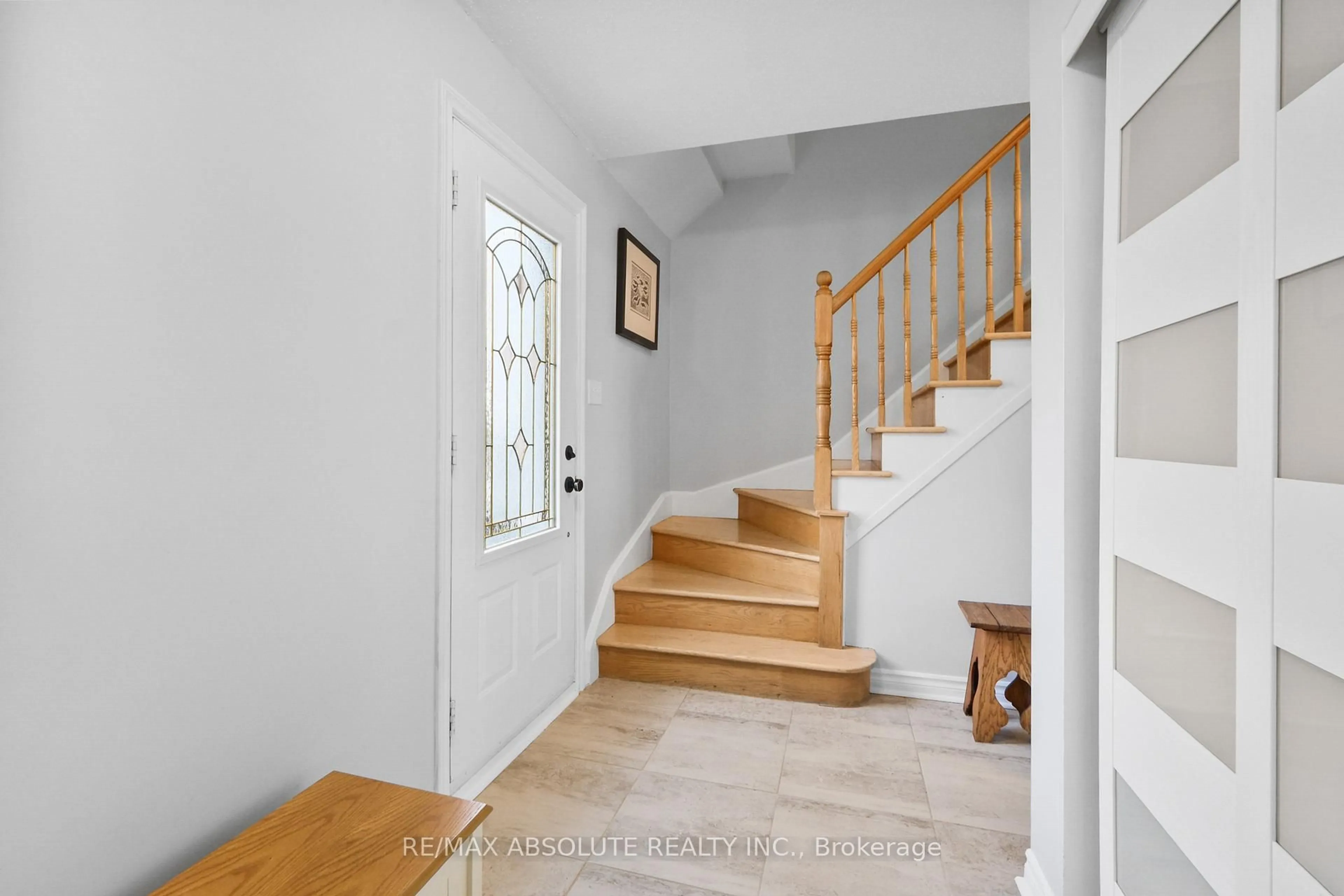 Indoor entryway for 2342 Ogilvie Rd, Ottawa Ontario K1J 7N6