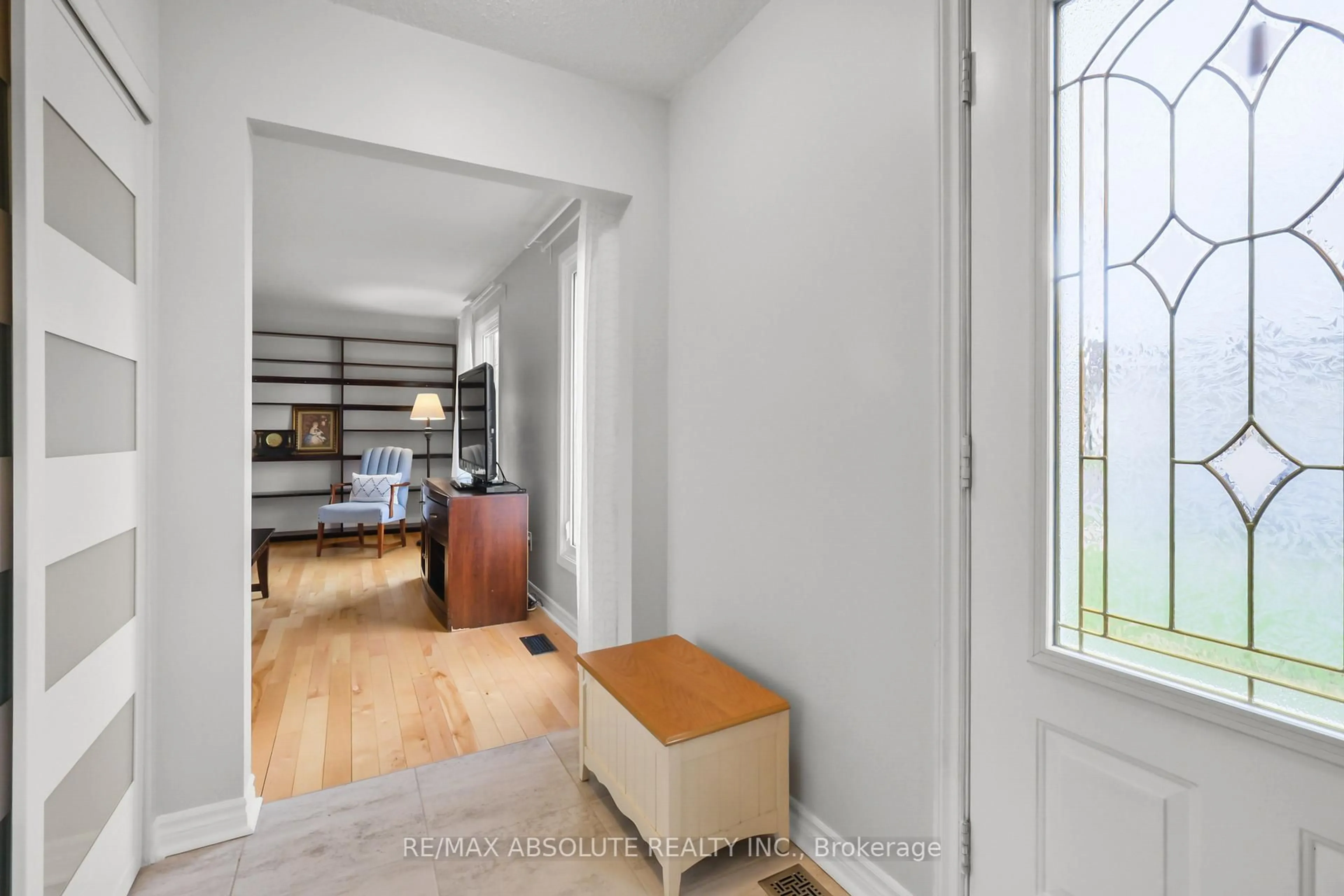 Indoor entryway for 2342 Ogilvie Rd, Ottawa Ontario K1J 7N6