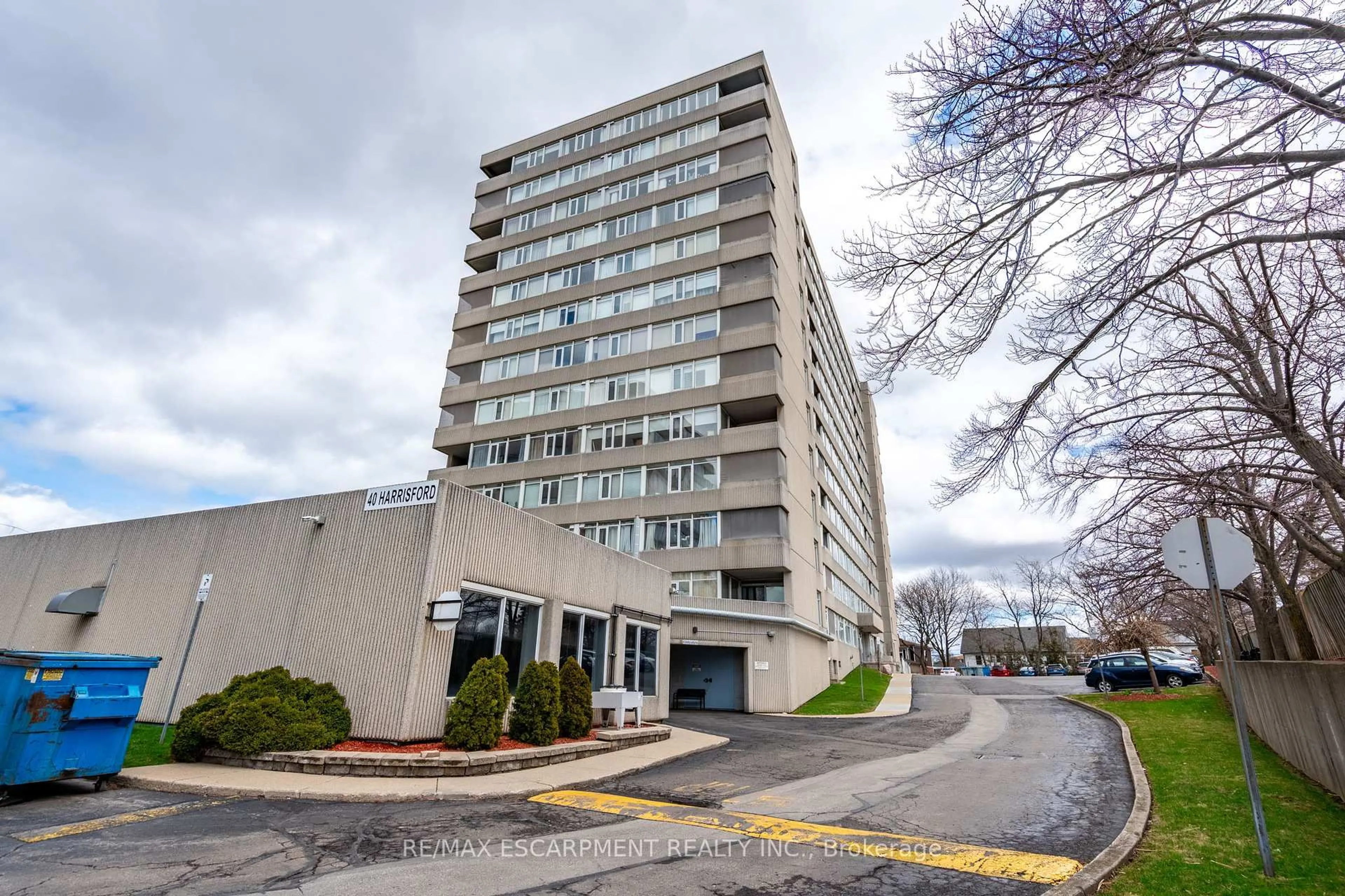 Indoor foyer for 40 Harrisford St #402, Hamilton Ontario L8K 6N1