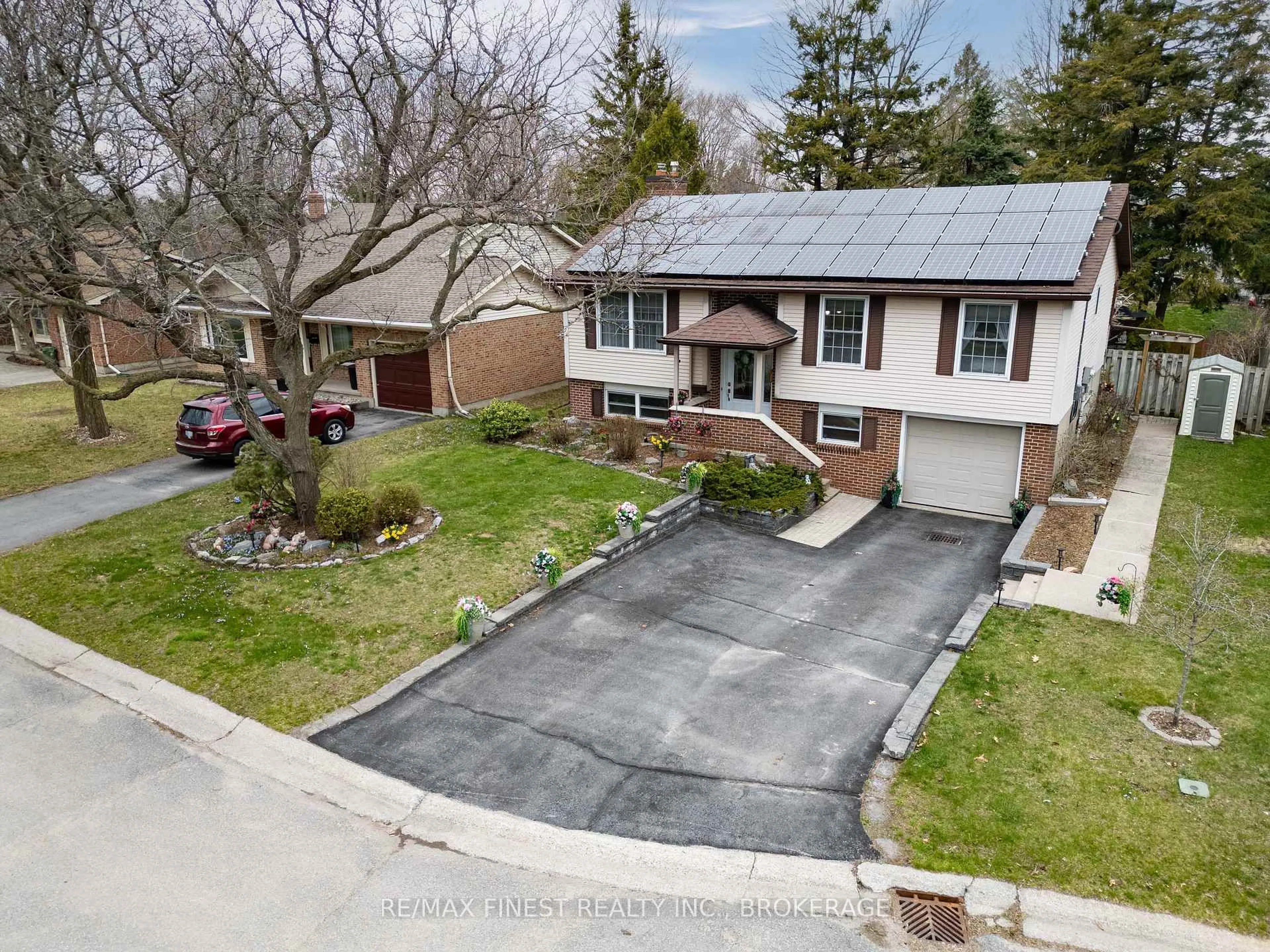 A pic from outside/outdoor area/front of a property/back of a property/a pic from drone, street for 1048 Bauder Cres, Kingston Ontario K7P 1M6