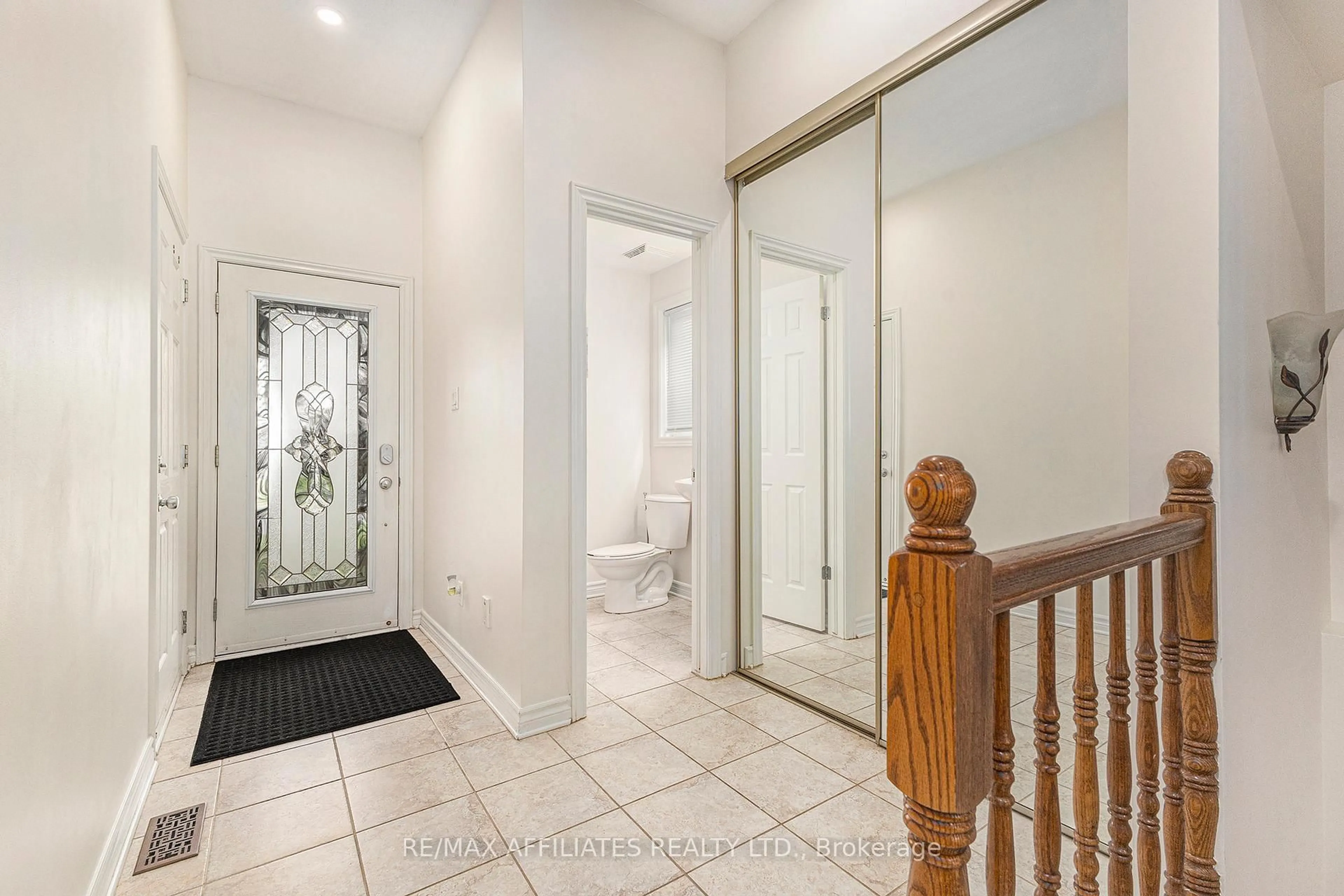Indoor entryway for 110 SILVERMOON Cres, Ottawa Ontario K4A 0P9