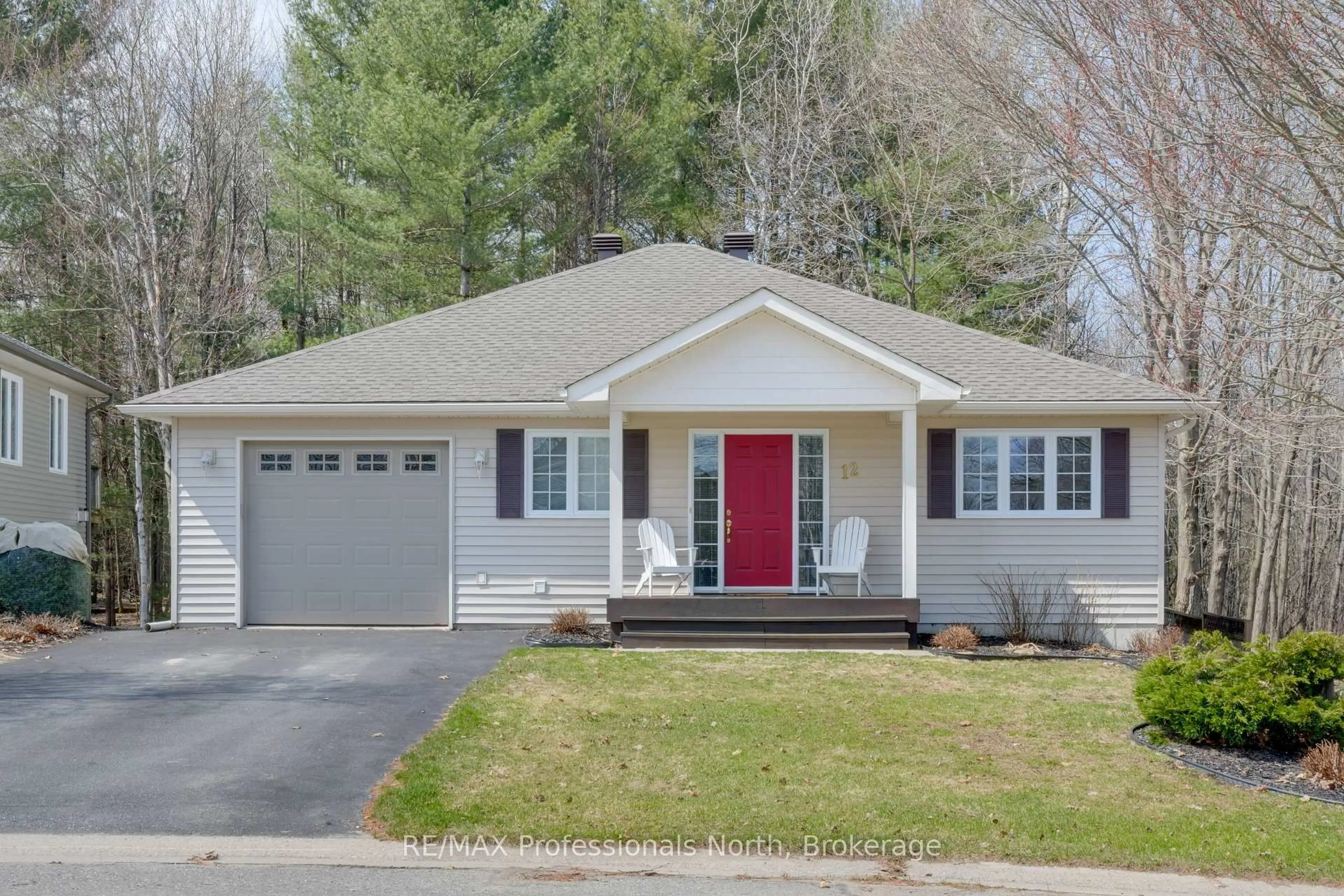 Home with vinyl exterior material, street for 12 Heritage Cres, Huntsville Ontario P1H 1S9