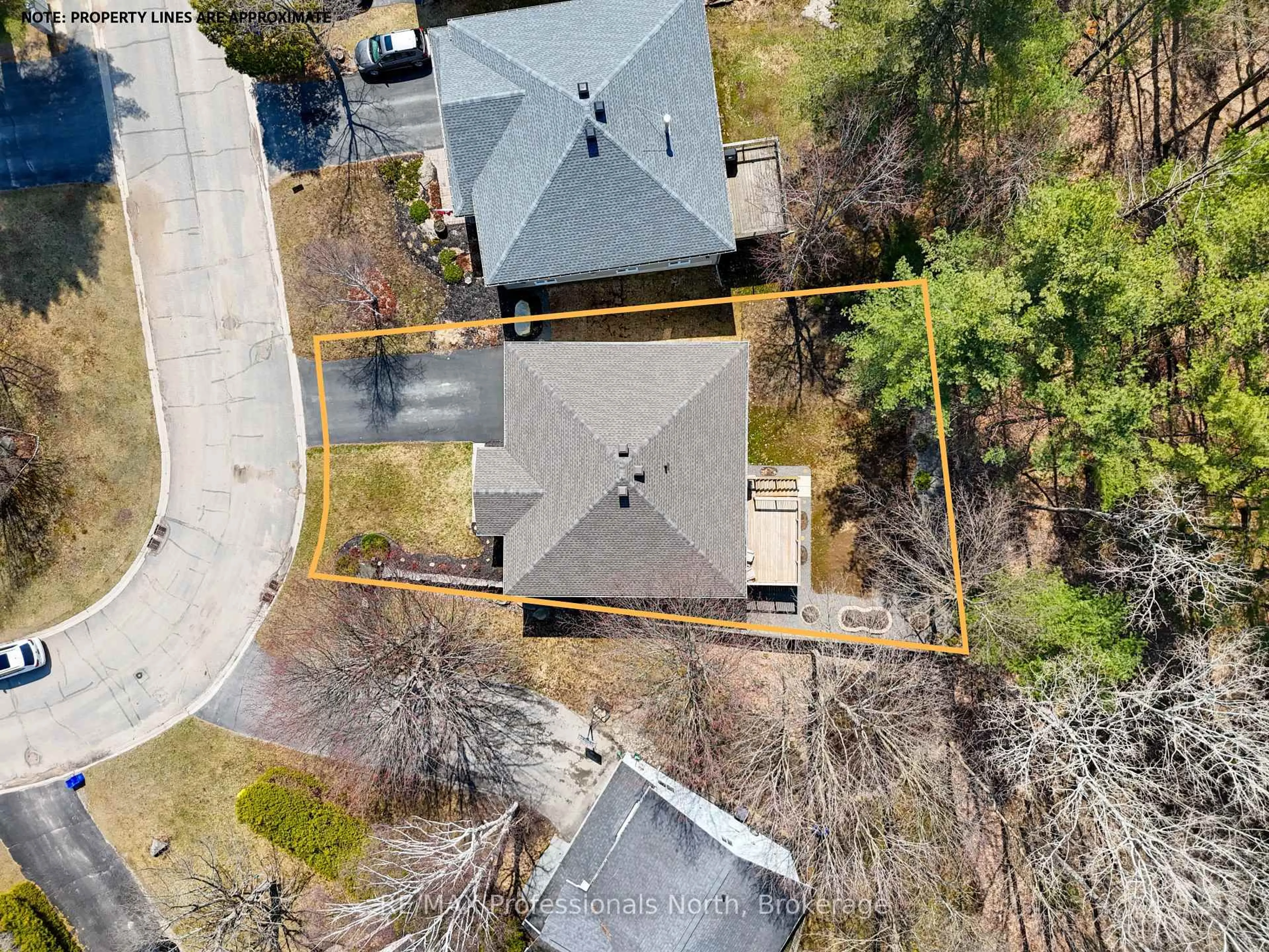 A pic from outside/outdoor area/front of a property/back of a property/a pic from drone, street for 12 Heritage Cres, Huntsville Ontario P1H 1S9