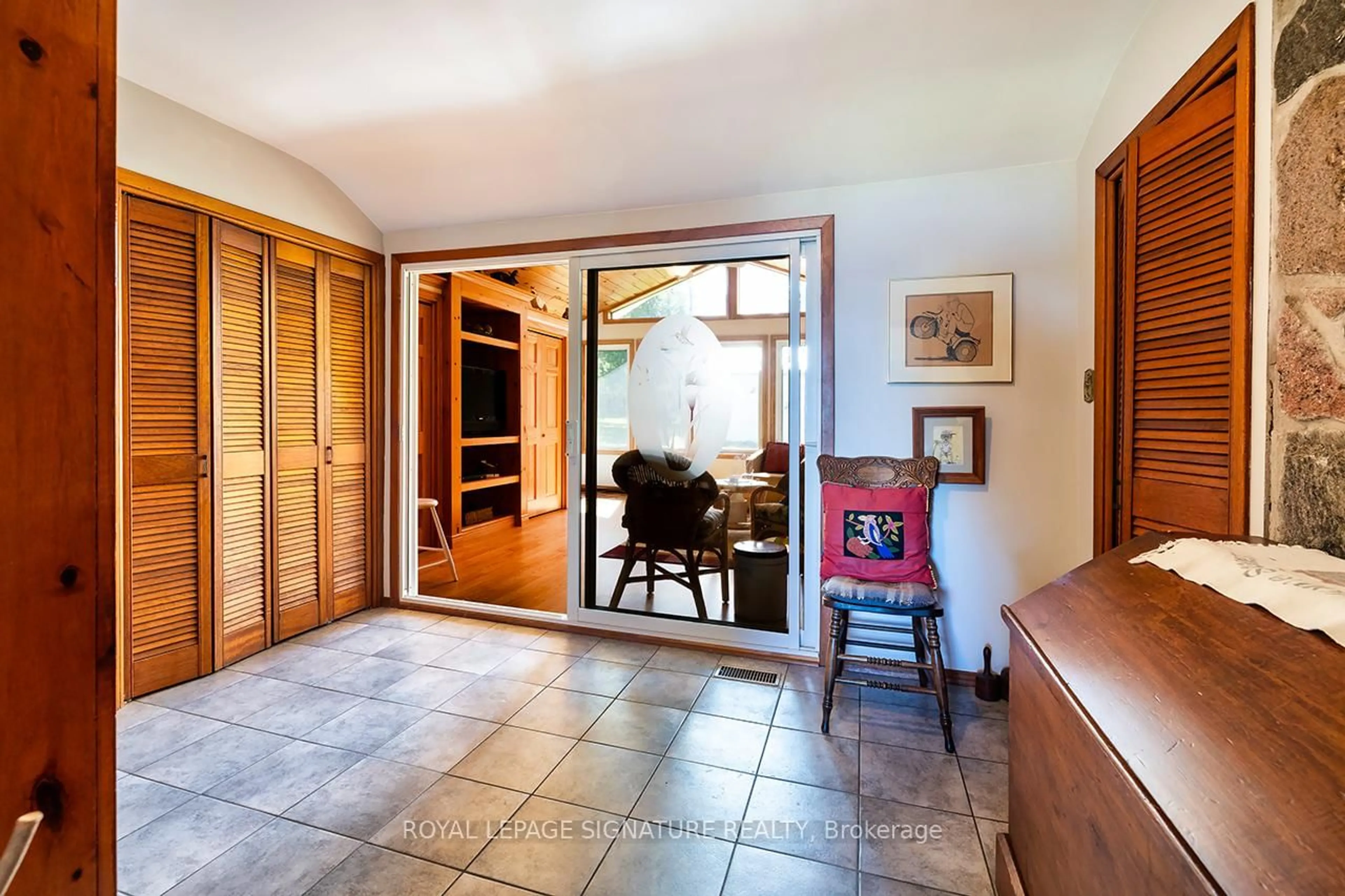 Indoor foyer for 12 Romany Ranch Rd, Kawartha Lakes Ontario K0M 1G0