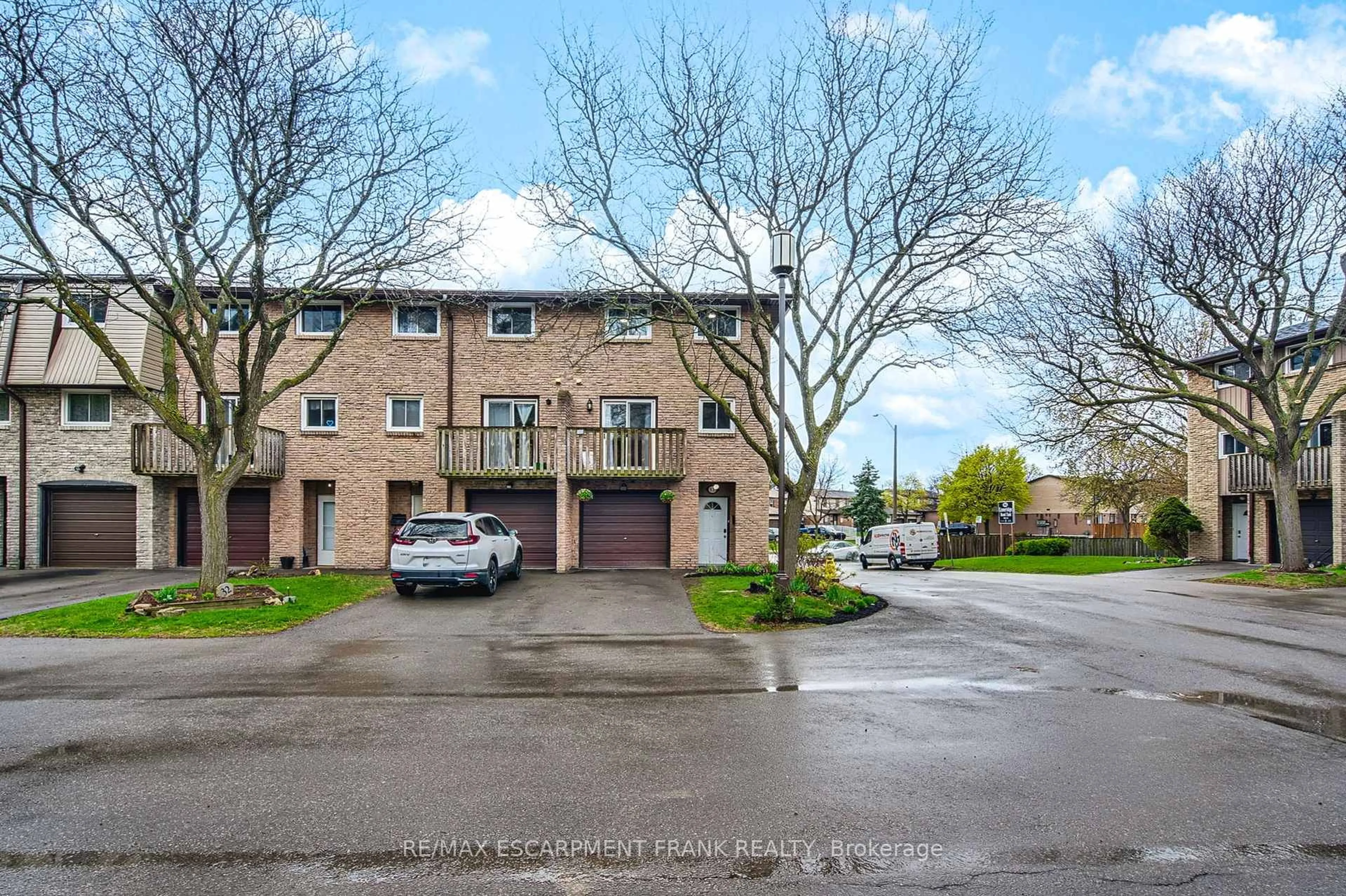 A pic from outside/outdoor area/front of a property/back of a property/a pic from drone, street for 985 Limeridge Rd #33, Hamilton Ontario L8W 1X9
