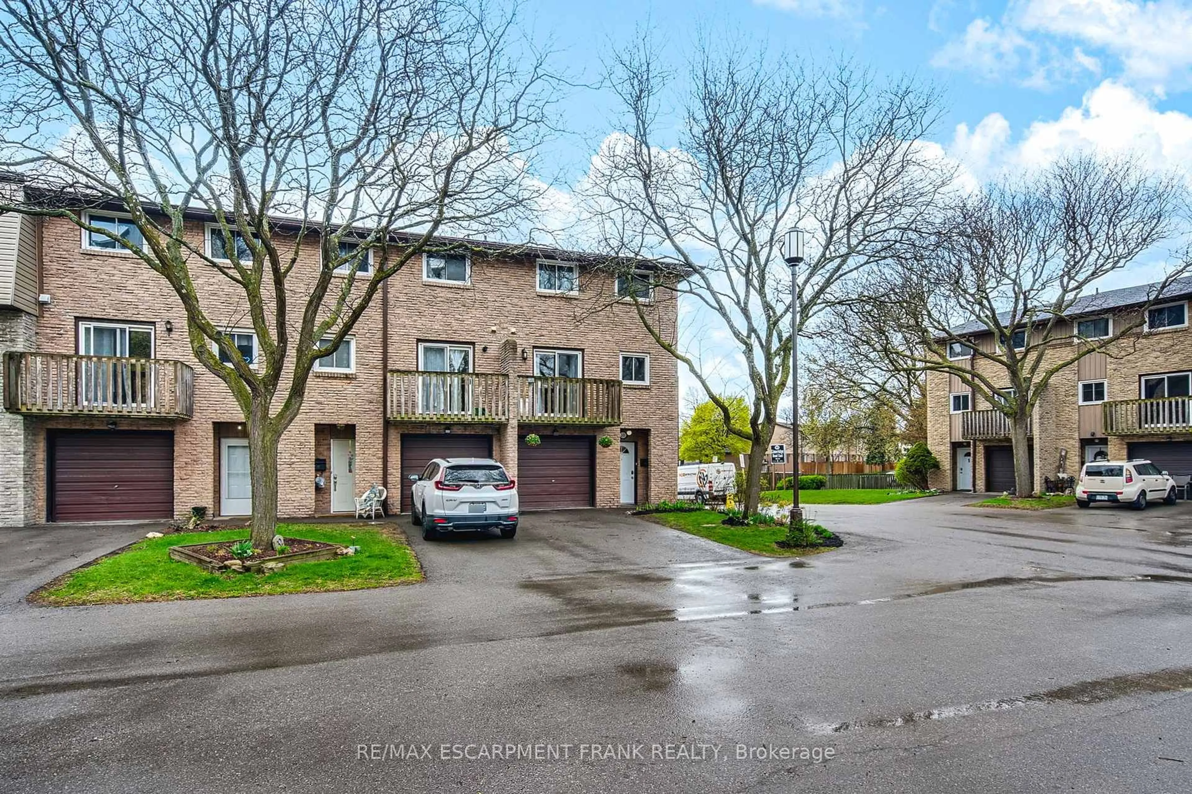 A pic from outside/outdoor area/front of a property/back of a property/a pic from drone, street for 985 Limeridge Rd #33, Hamilton Ontario L8W 1X9