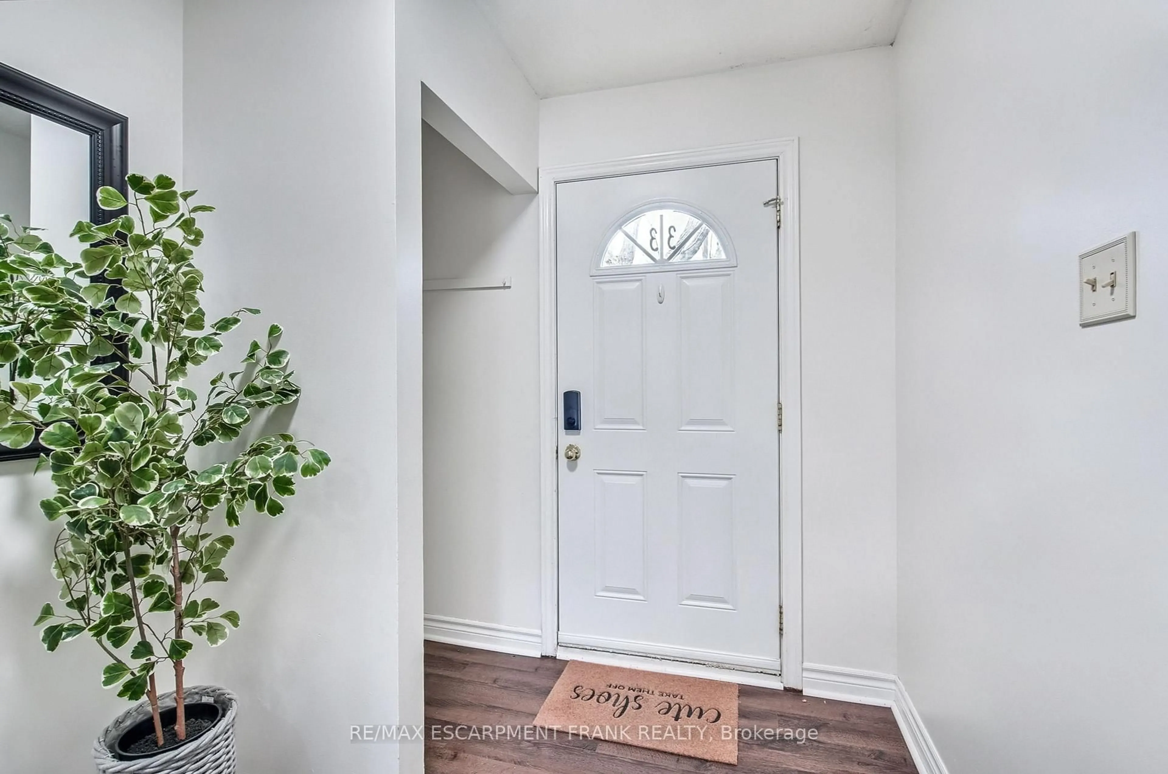 Indoor entryway for 985 Limeridge Rd #33, Hamilton Ontario L8W 1X9
