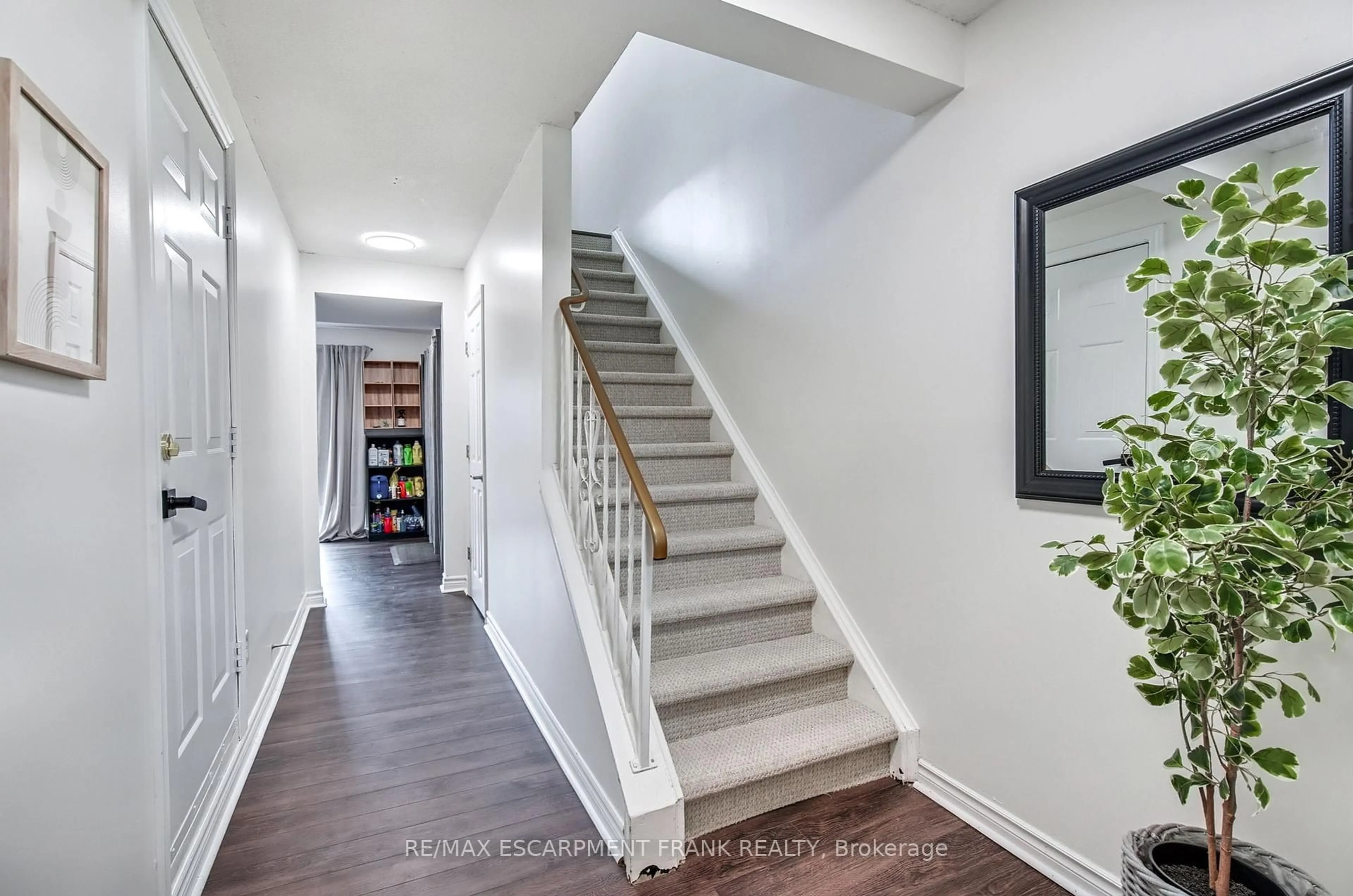 Indoor entryway for 985 Limeridge Rd #33, Hamilton Ontario L8W 1X9