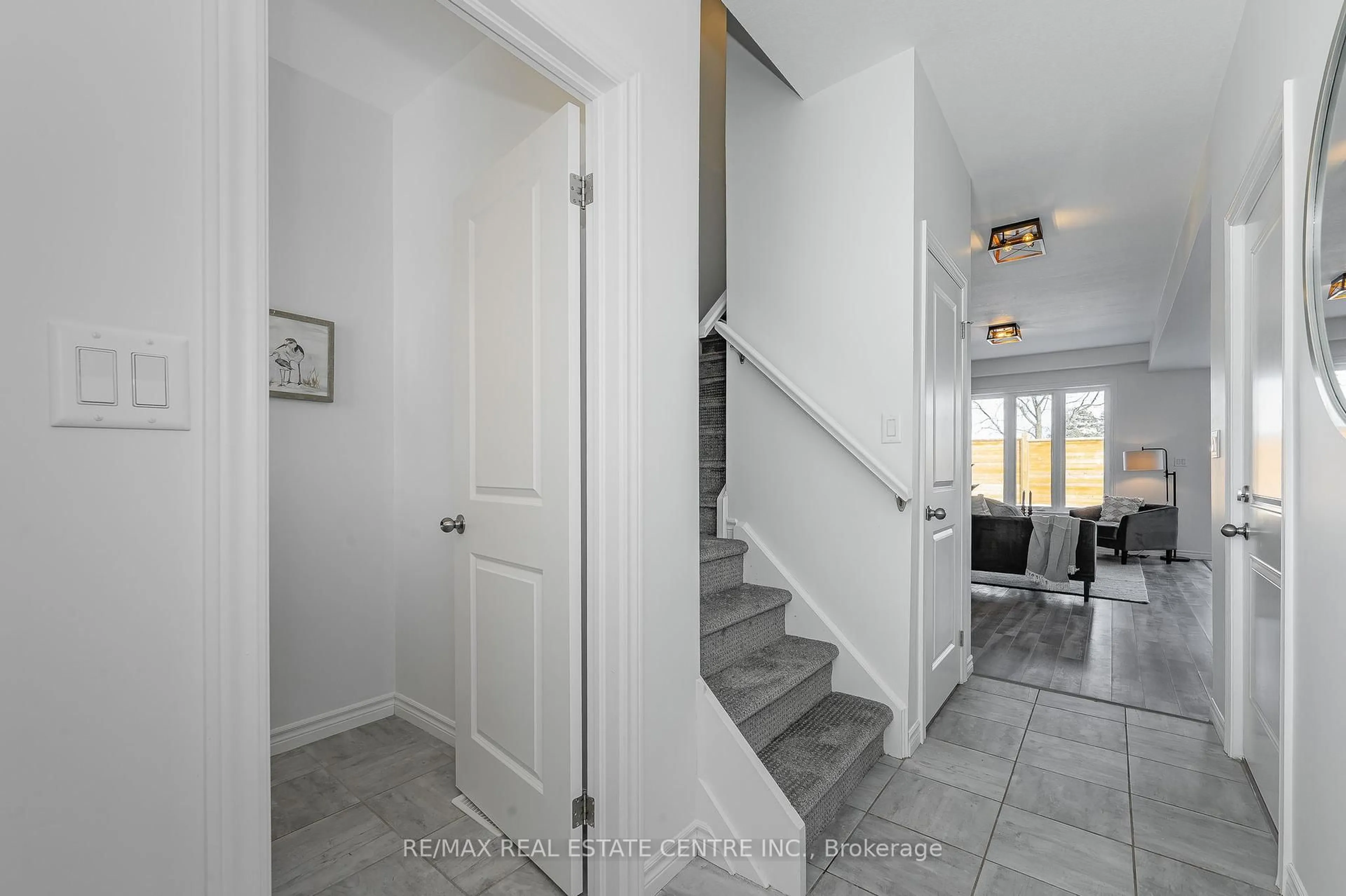 Indoor entryway for 172 Links Cres, Woodstock Ontario N4T 0L9