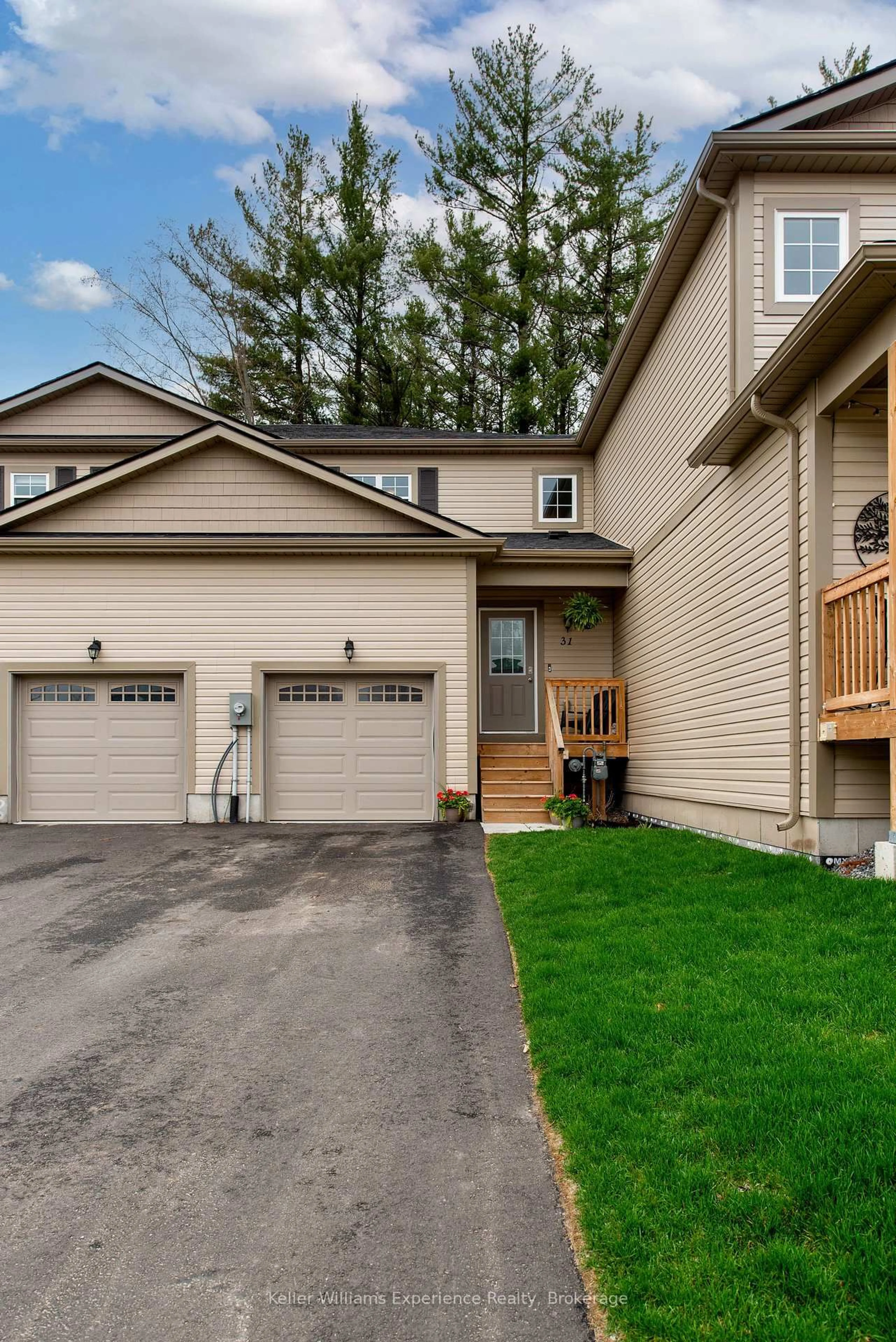 Home with vinyl exterior material, street for 31 Nicole Park Crt, Bracebridge Ontario P1L 0C8