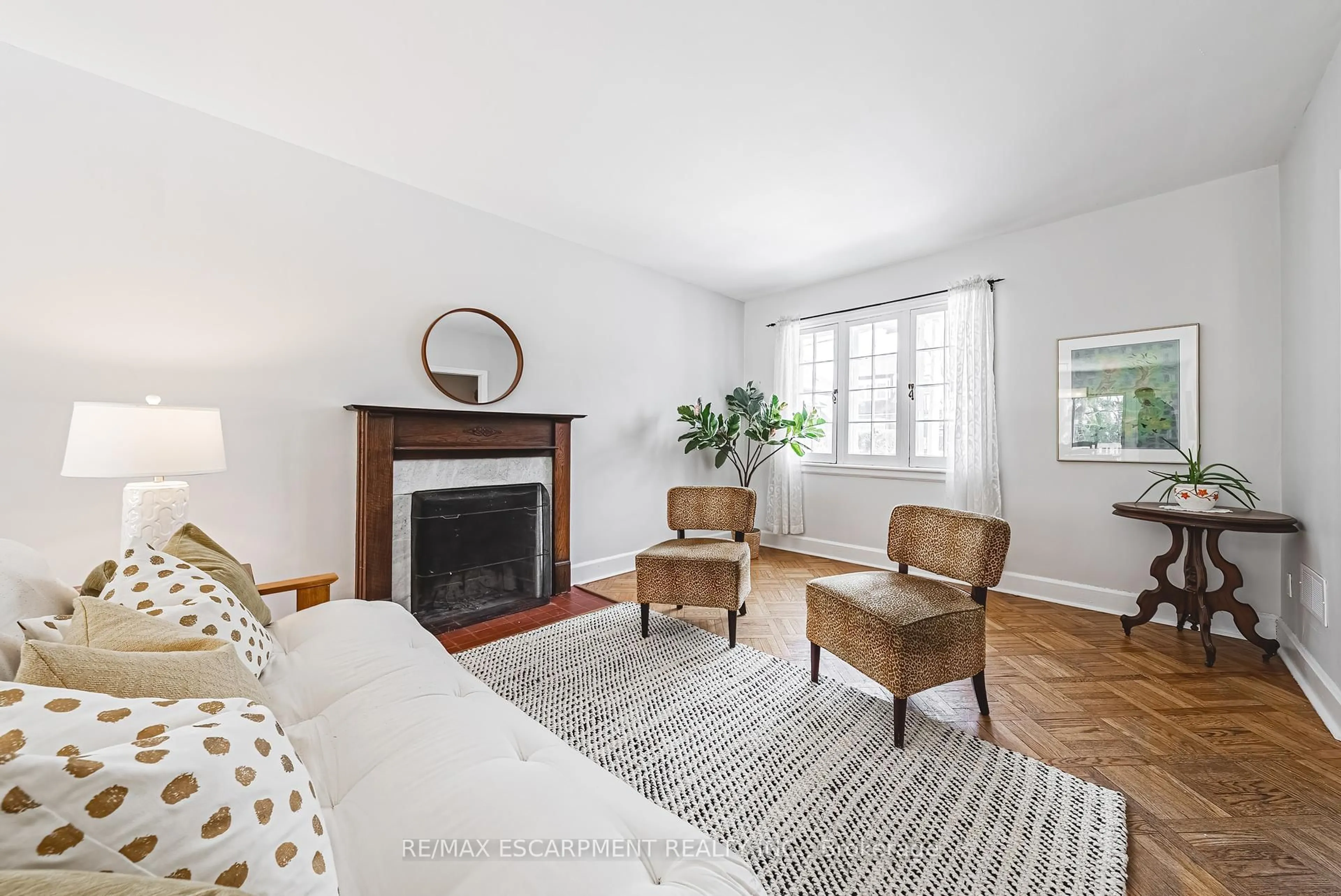 Living room with furniture, unknown for 34 Chedoke Ave, Hamilton Ontario L8P 4N9