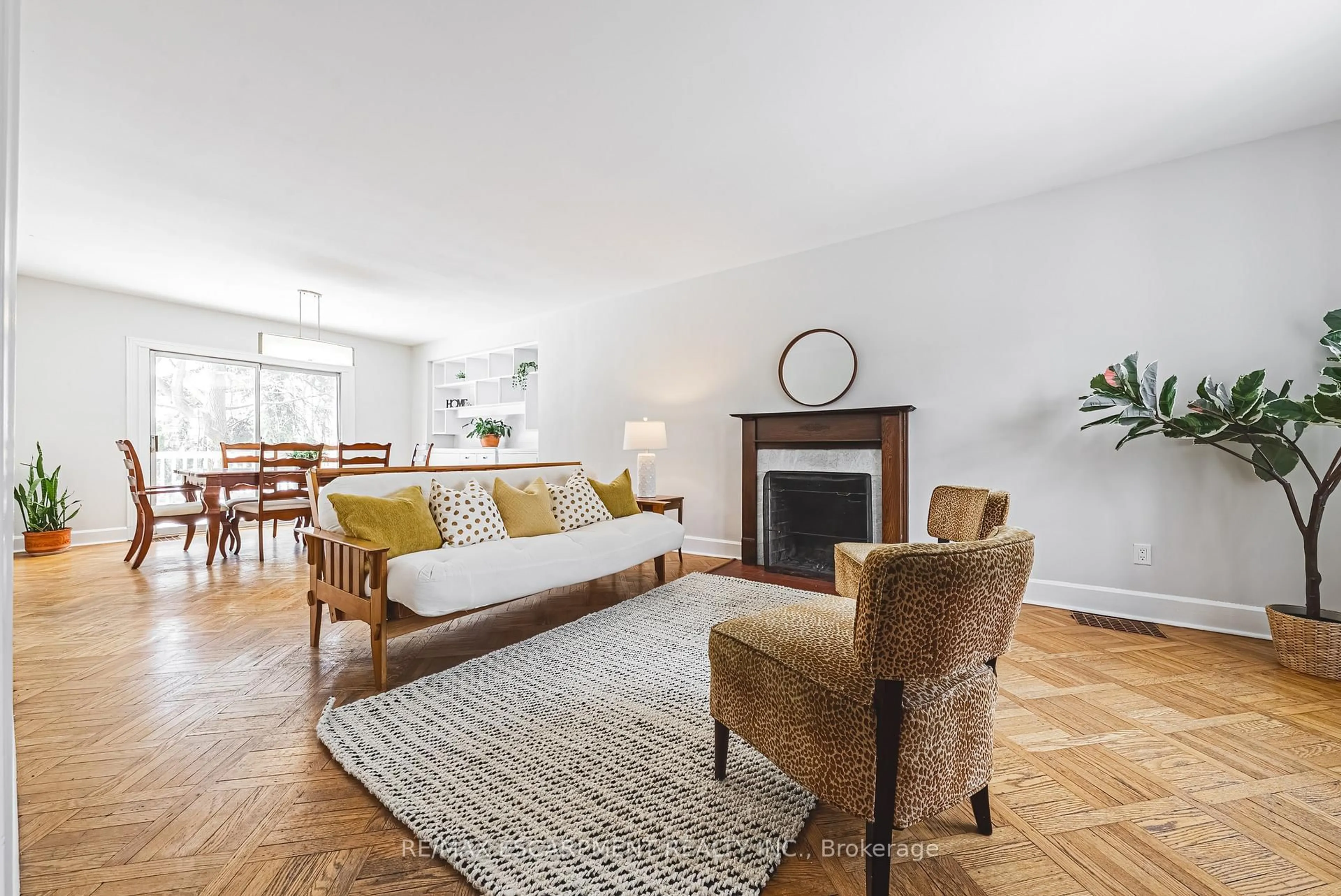 Living room with furniture, wood/laminate floor for 34 Chedoke Ave, Hamilton Ontario L8P 4N9