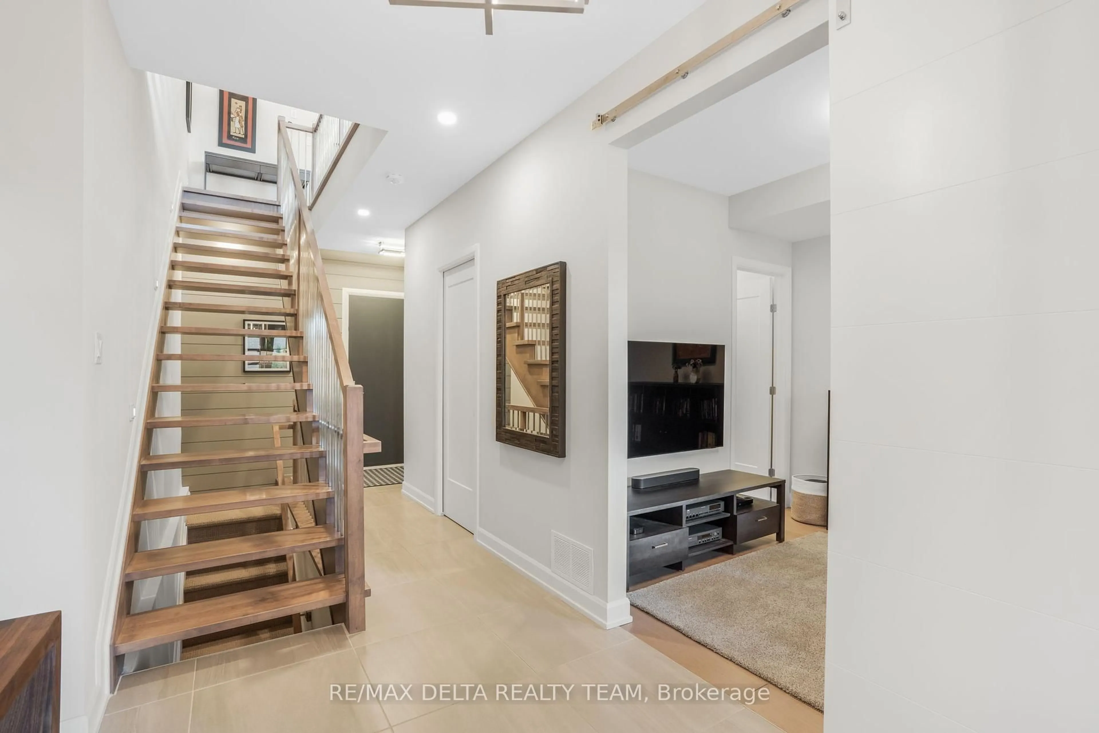 Indoor entryway for 304 Sanctuary Private, Ottawa Ontario K1S 5W1