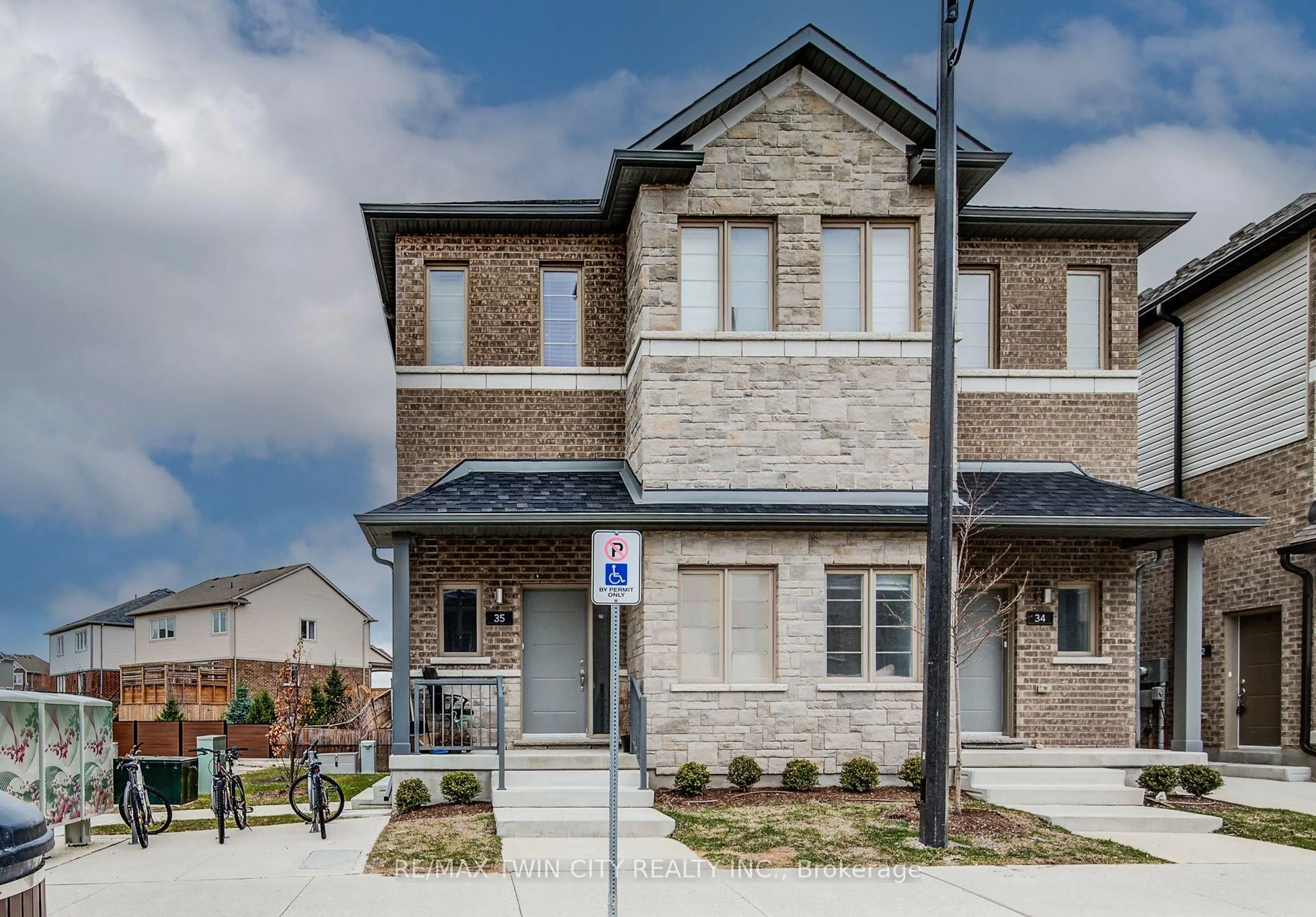 Home with brick exterior material, street for 205 West Oak Tr #35, Kitchener Ontario N2R 0R9