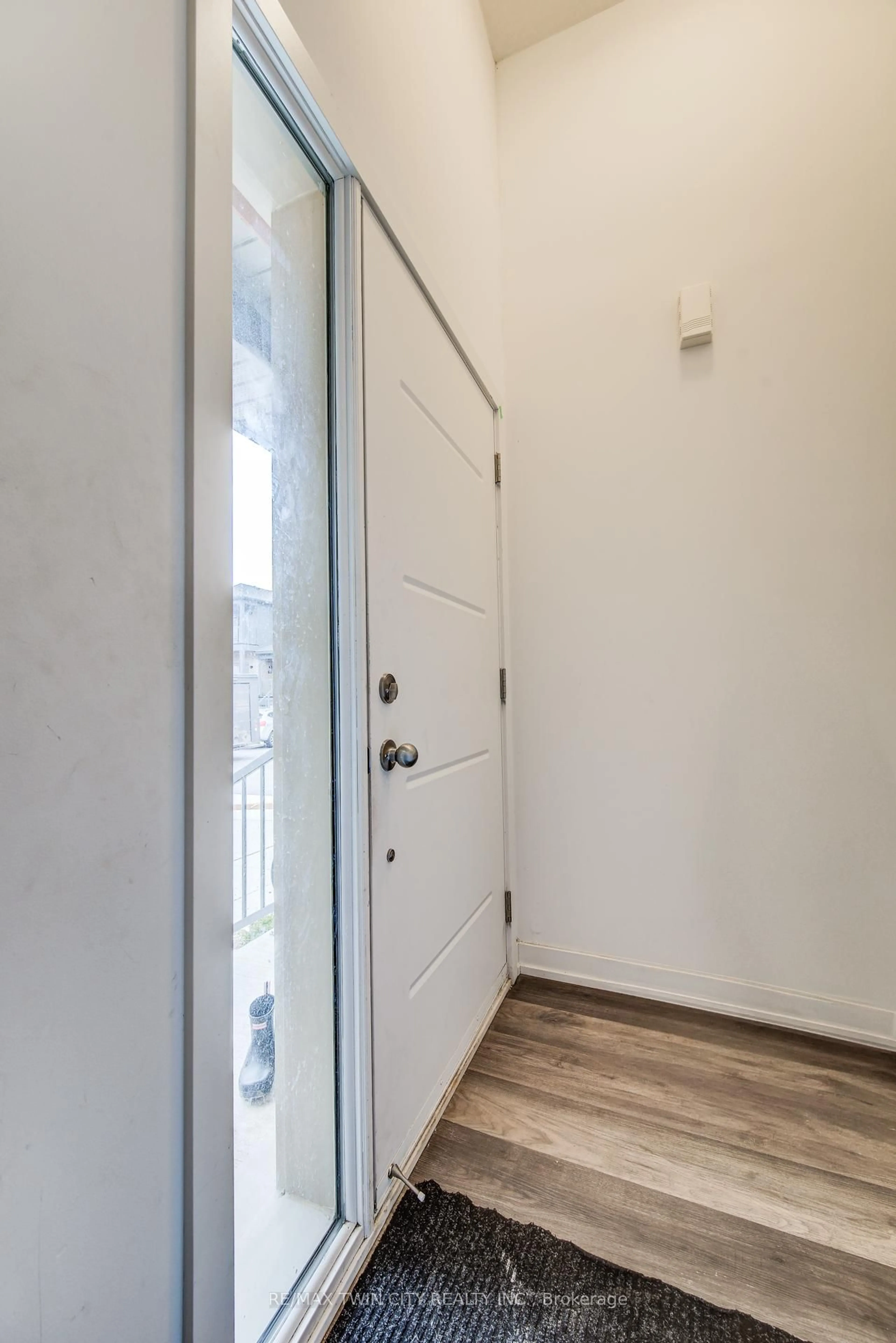 Indoor entryway for 205 West Oak Tr #35, Kitchener Ontario N2R 0R9