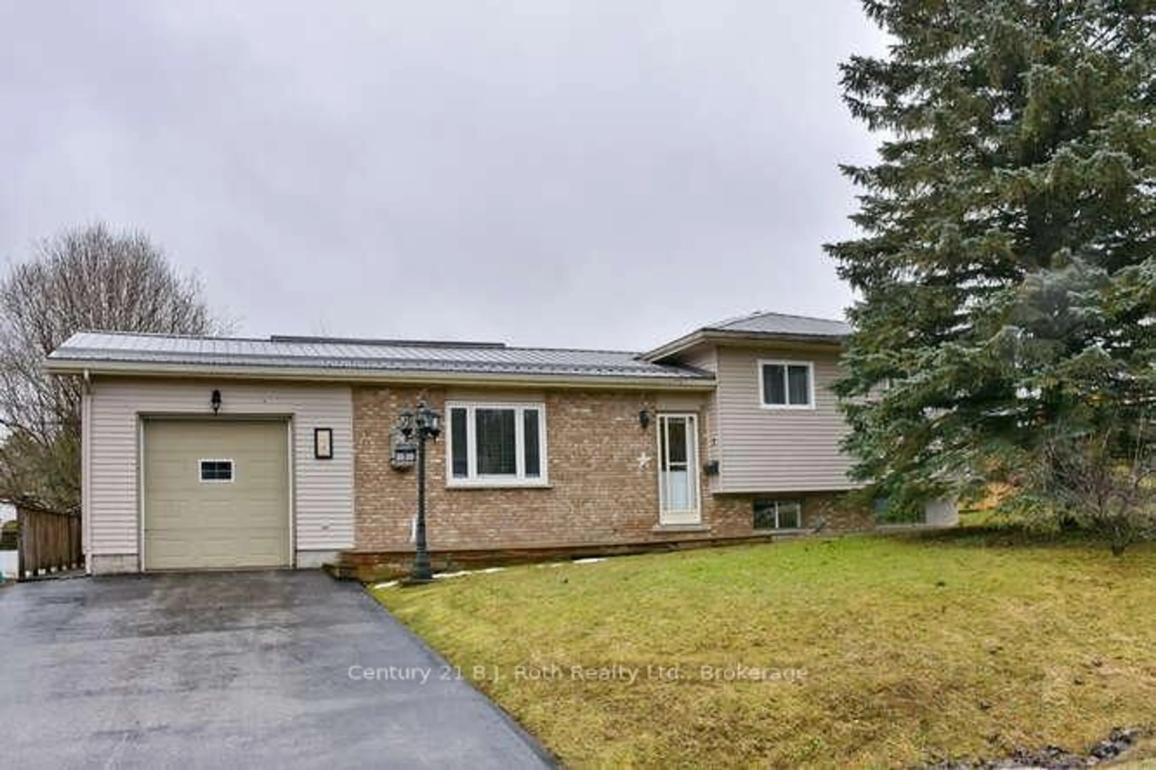 Home with vinyl exterior material, street for 7 BRAKENBURY St, Grey Highlands Ontario N0C 1H0