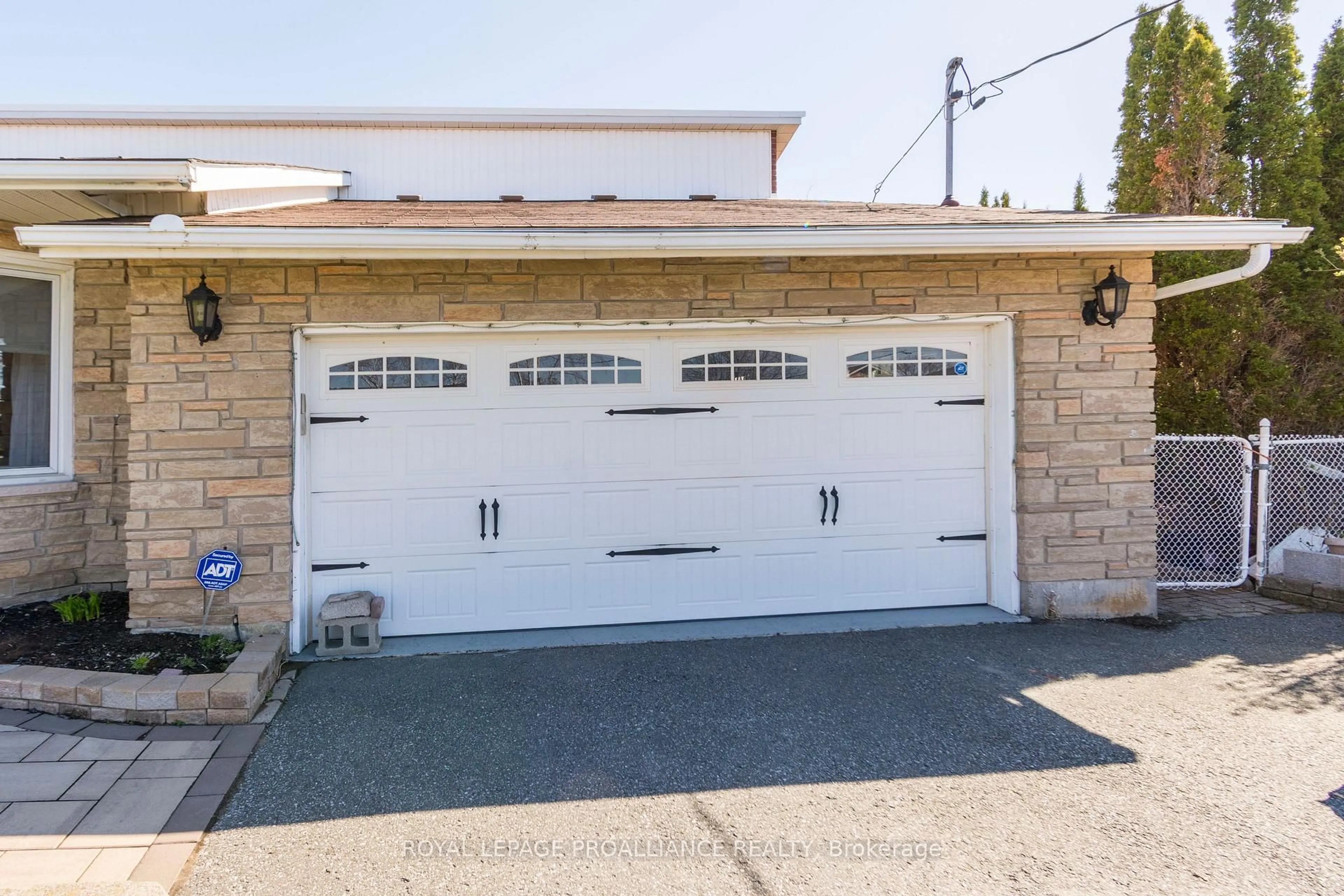 Indoor garage for 7 Brintnell Blvd, Brighton Ontario K0K 1H0