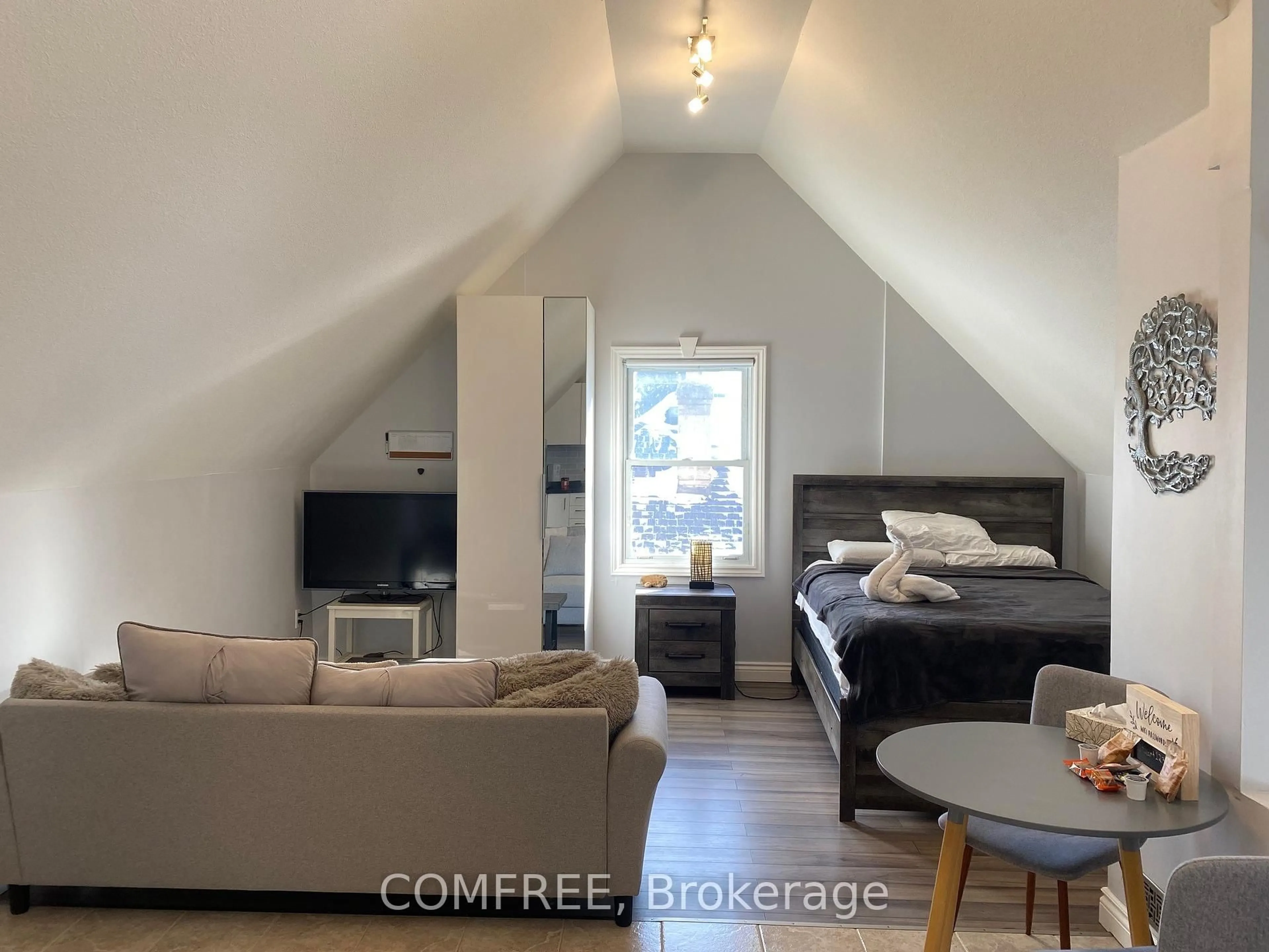 A pic of a room for 190 Rathowen St, London North Ontario N6H 2G1