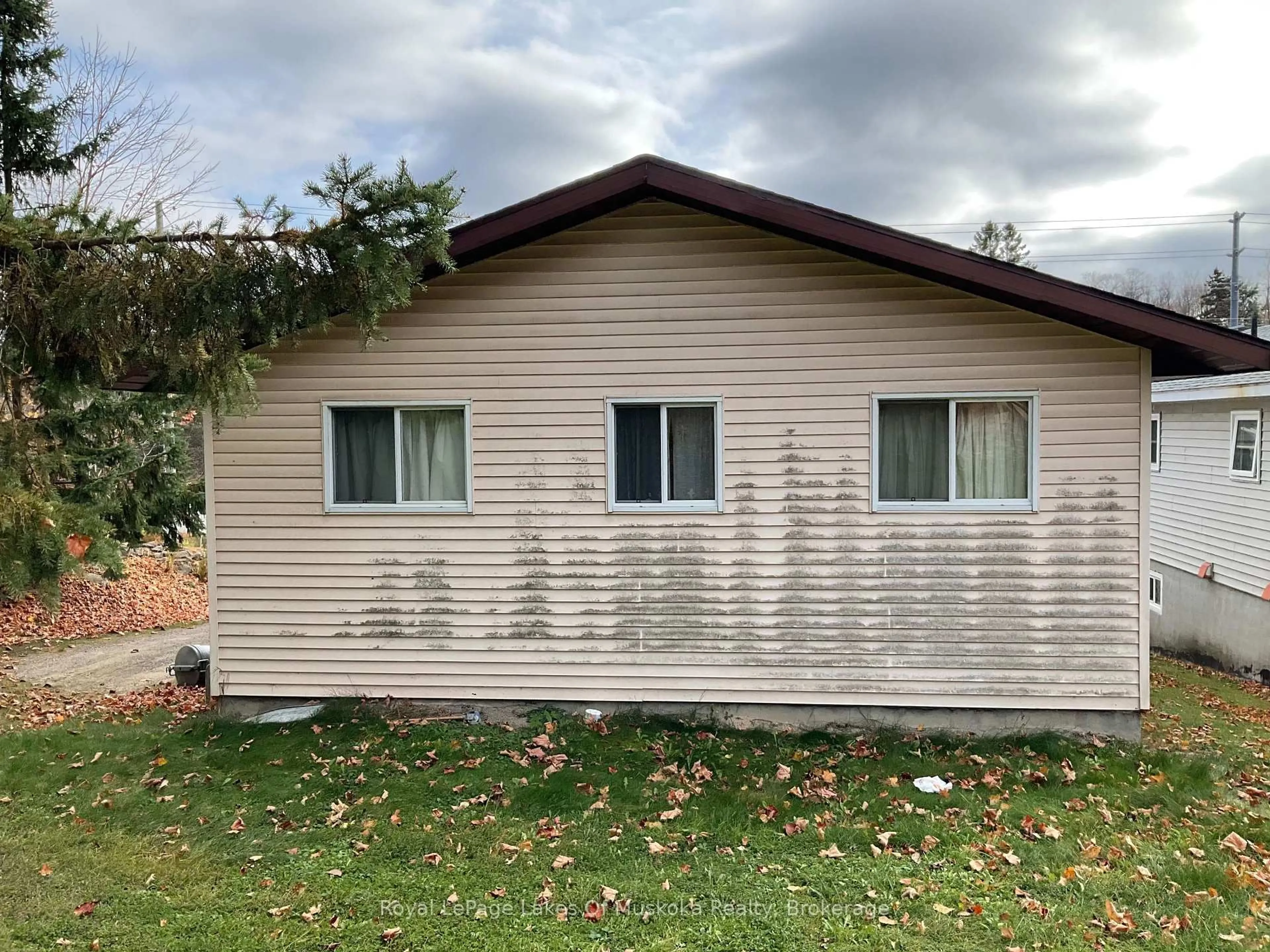 Home with vinyl exterior material, building for 60 Hanes Rd, Huntsville Ontario P1H 1M3