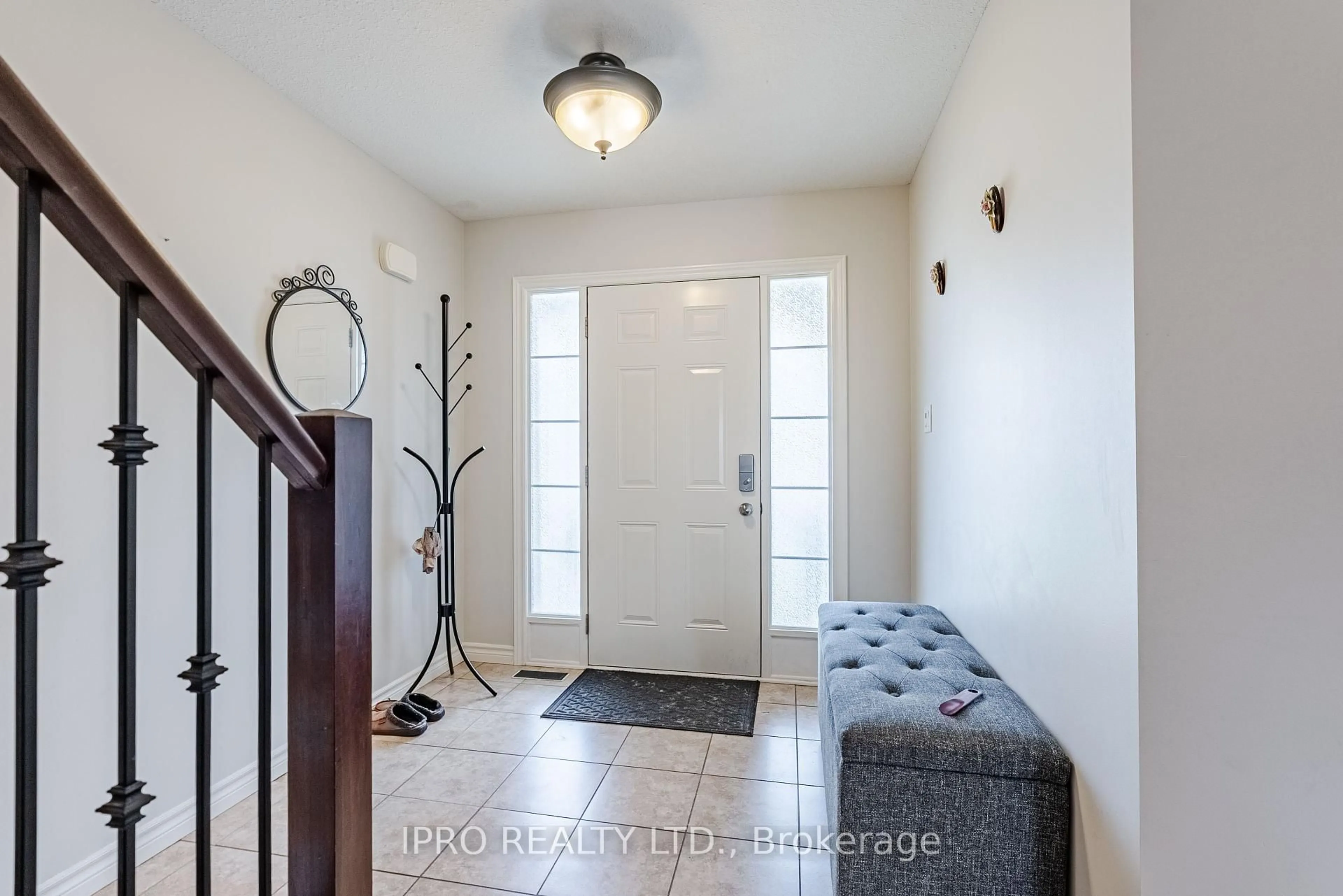 Indoor entryway for 2000 Rollingacres Dr, London North Ontario N5X 0H1