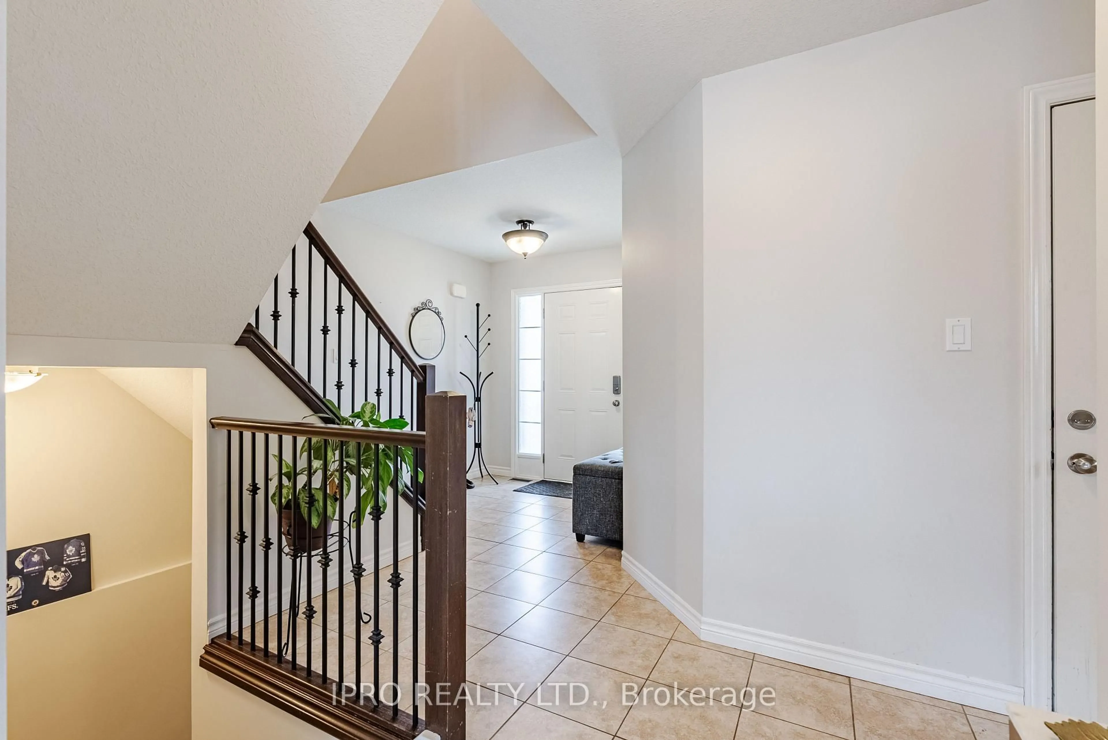 Indoor entryway for 2000 Rollingacres Dr, London North Ontario N5X 0H1