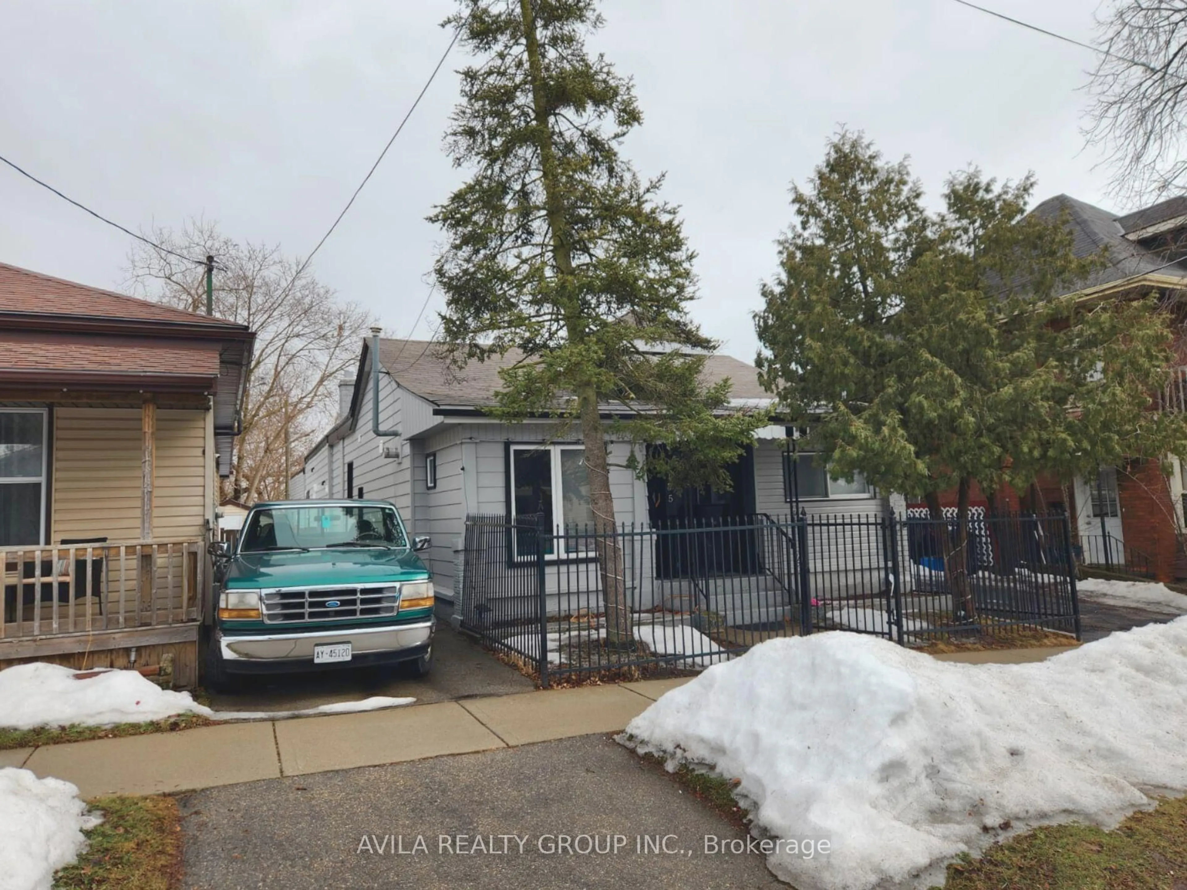 A pic from outside/outdoor area/front of a property/back of a property/a pic from drone, street for 135 Charlotte St, Brantford Ontario N3T 2X7