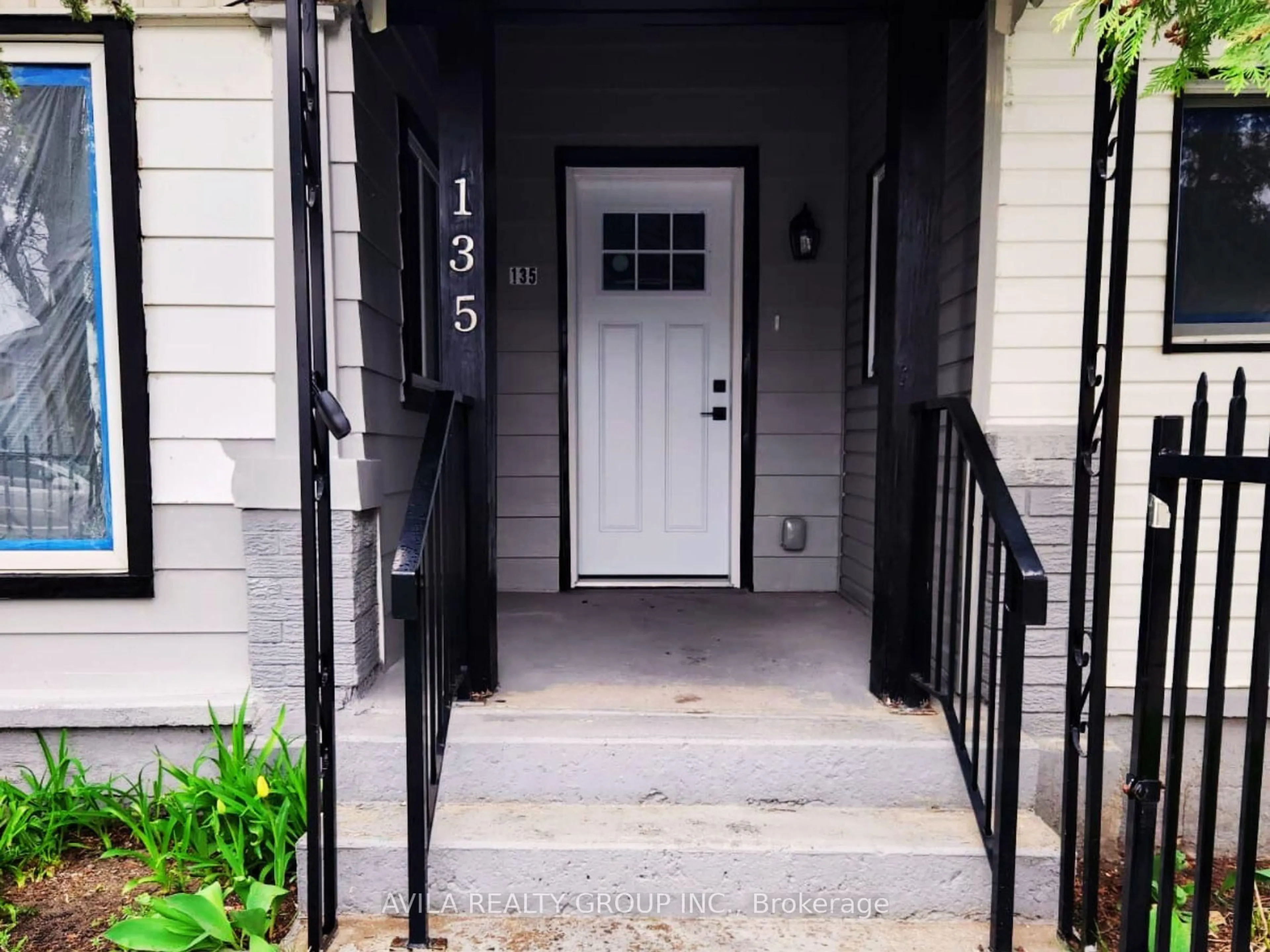 Indoor entryway for 135 Charlotte St, Brantford Ontario N3T 2X7