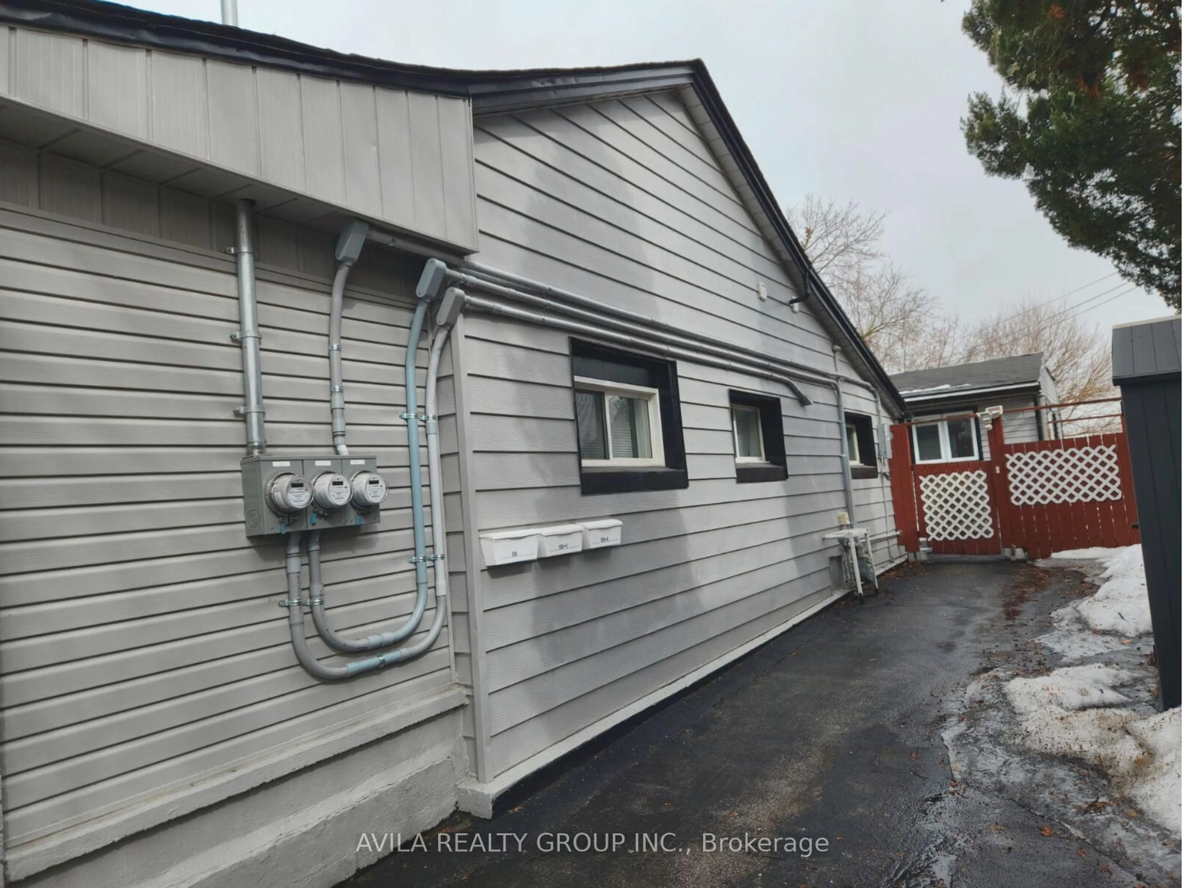 Home with vinyl exterior material, street for 135 Charlotte St, Brantford Ontario N3T 2X7