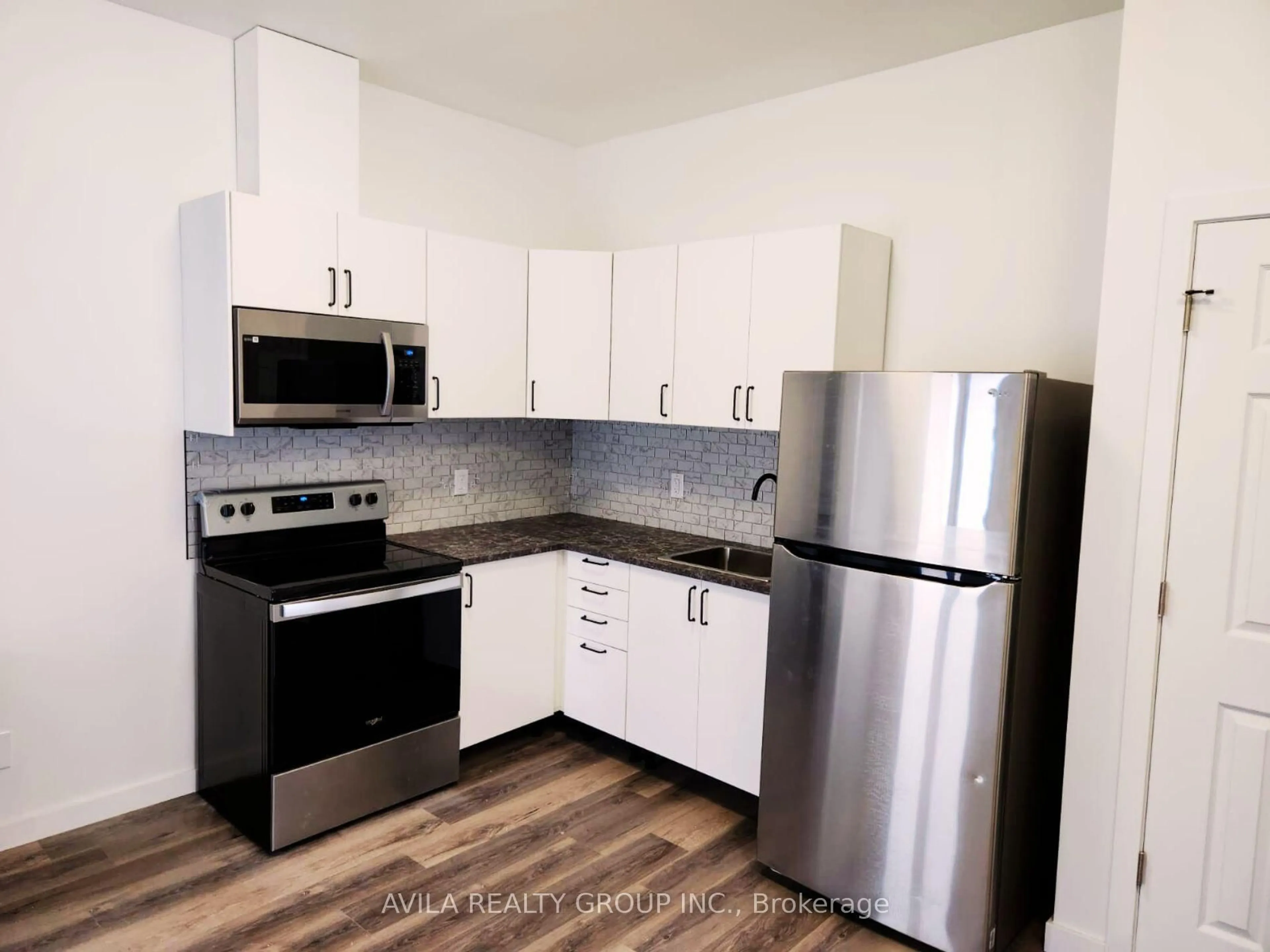 Standard kitchen, unknown for 135 Charlotte St, Brantford Ontario N3T 2X7
