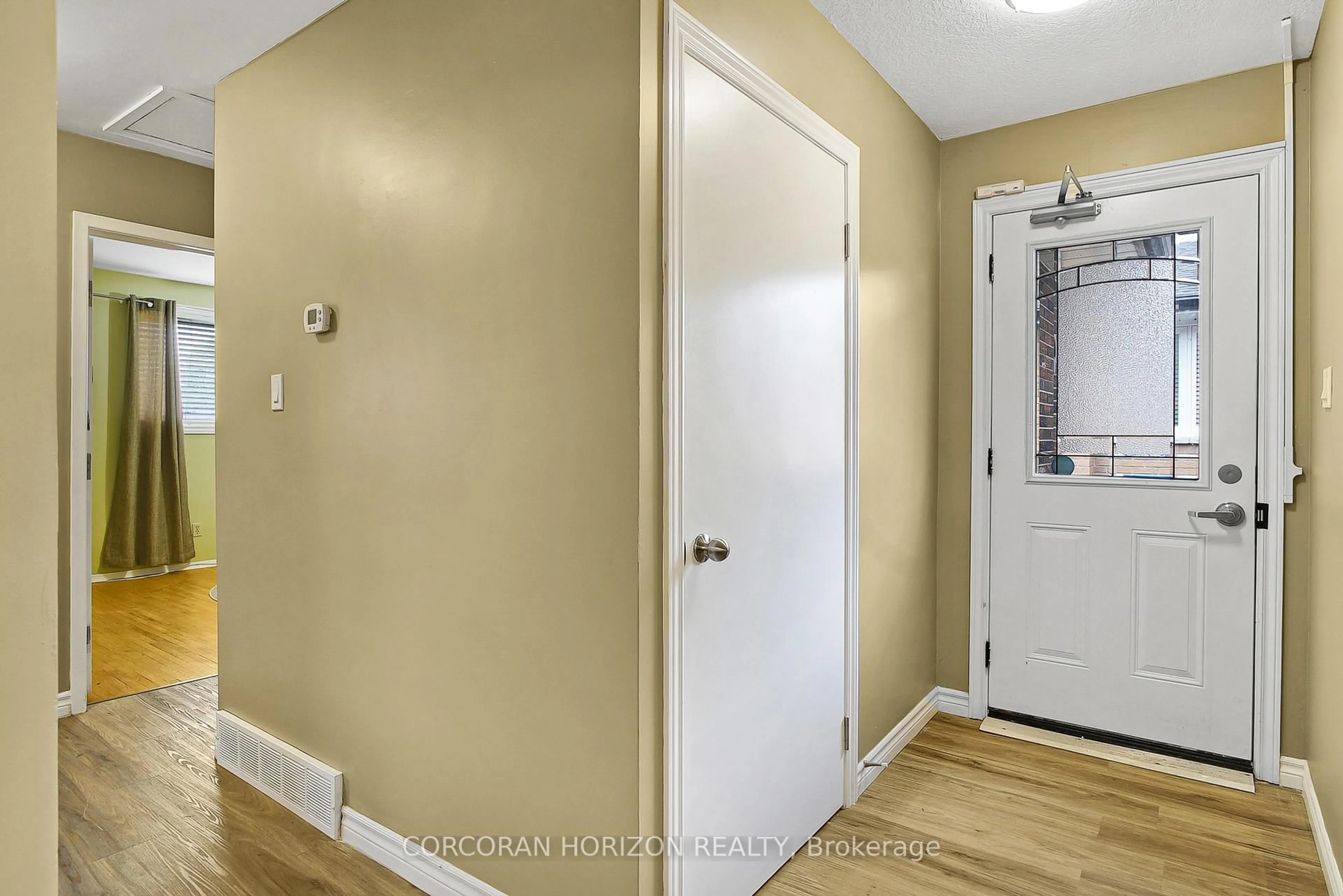 Indoor entryway for 110 Mercer Rd, Cambridge Ontario N1R 6K7