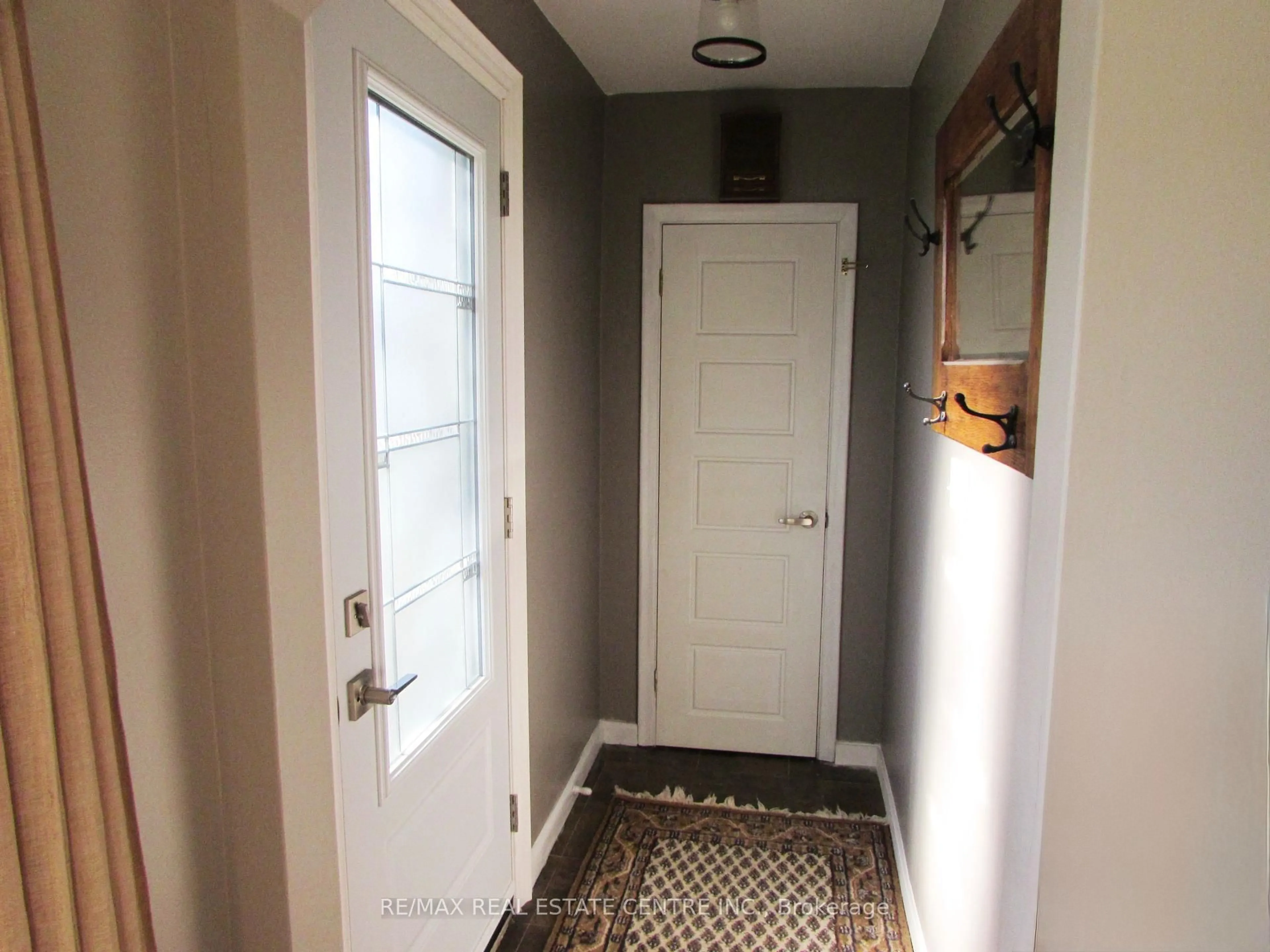 Indoor entryway for 342 East 17th St, Hamilton Ontario L9A 4M8