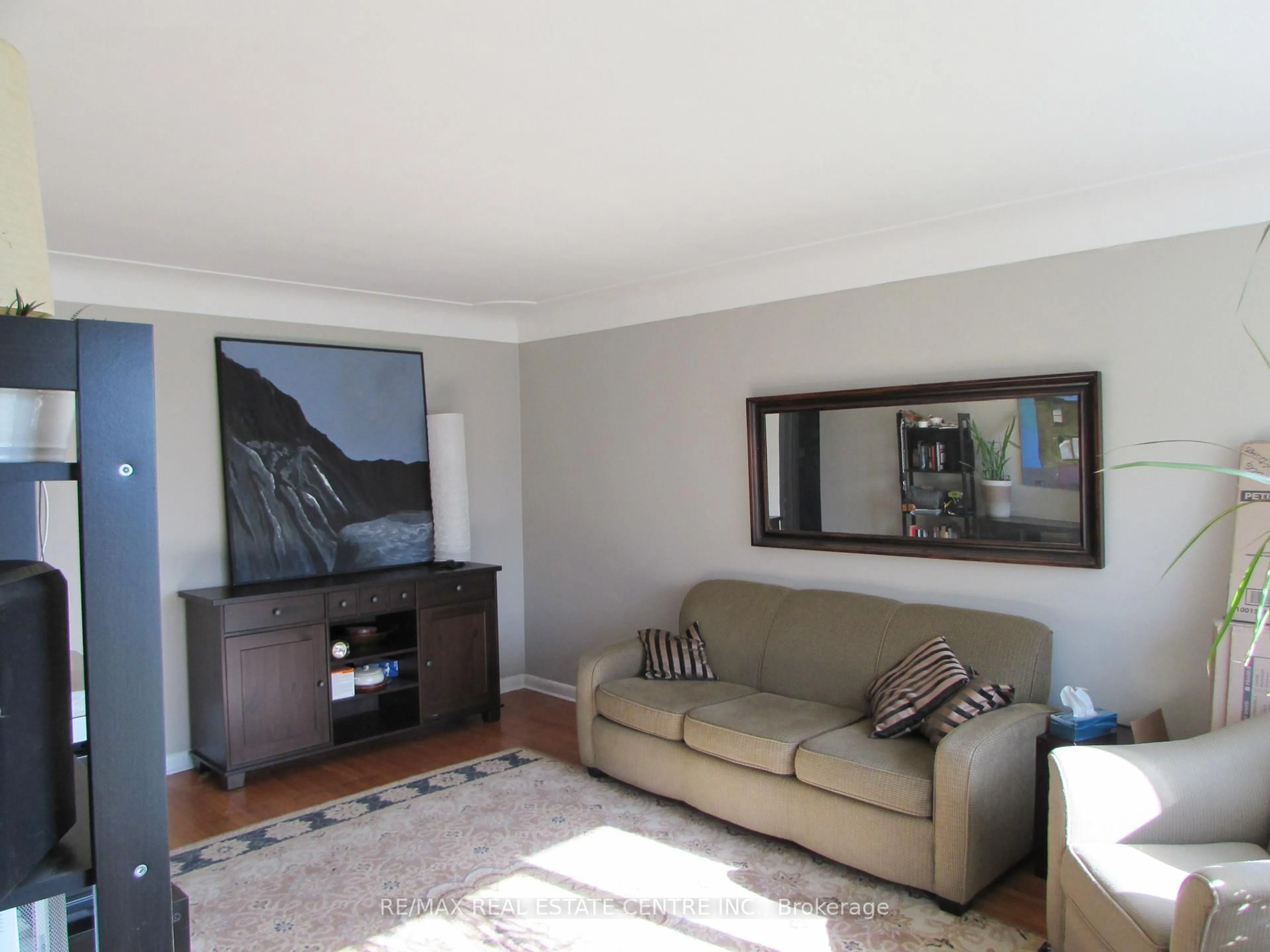 Living room with furniture, wood/laminate floor for 342 East 17th St, Hamilton Ontario L9A 4M8