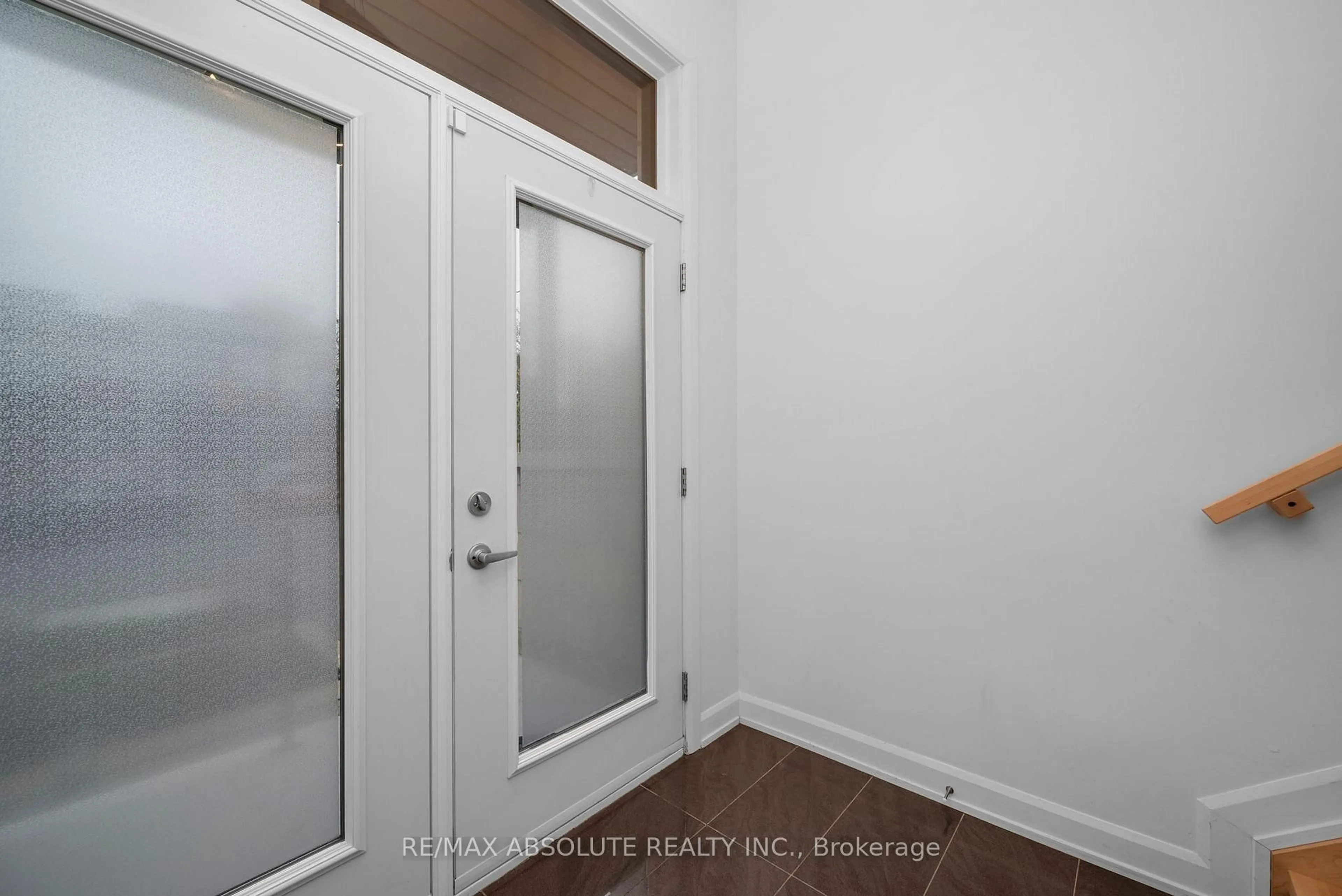 Indoor entryway for 216B Churchill Ave, Ottawa Ontario K1Z 5B2