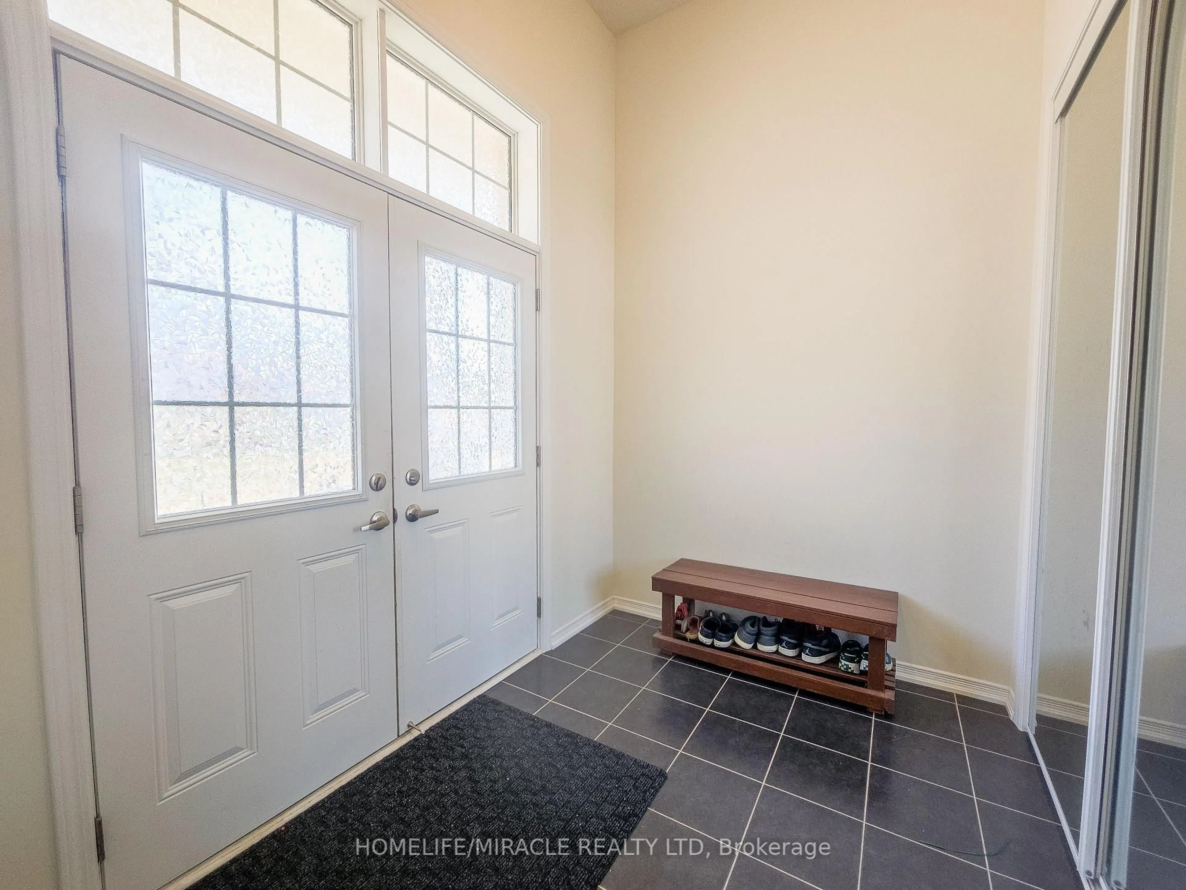 Indoor entryway for 48 Esther Cres, Thorold Ontario L3B 2W9