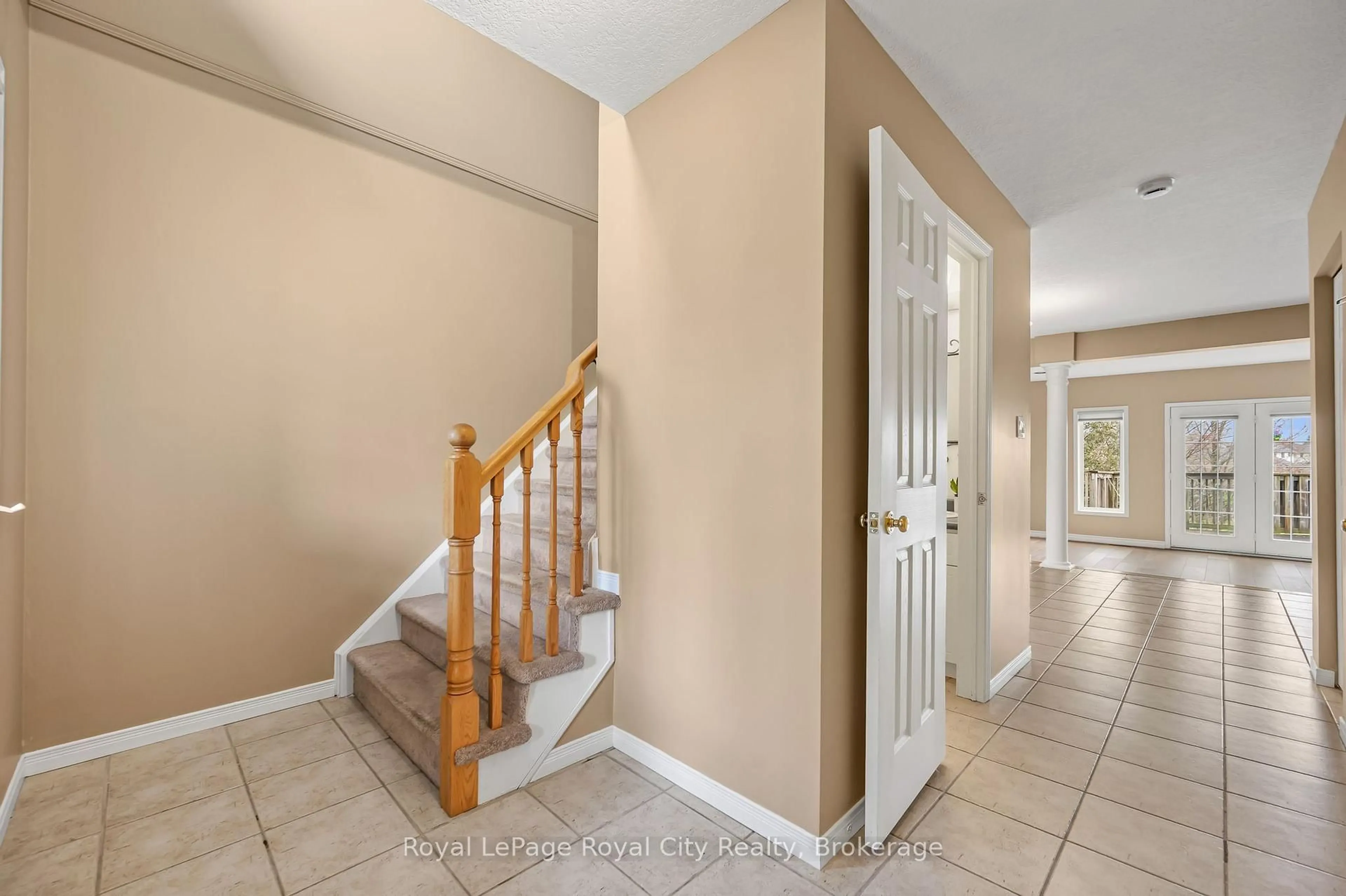 Indoor entryway for 90 Doyle Dr, Guelph Ontario N1G 5B9