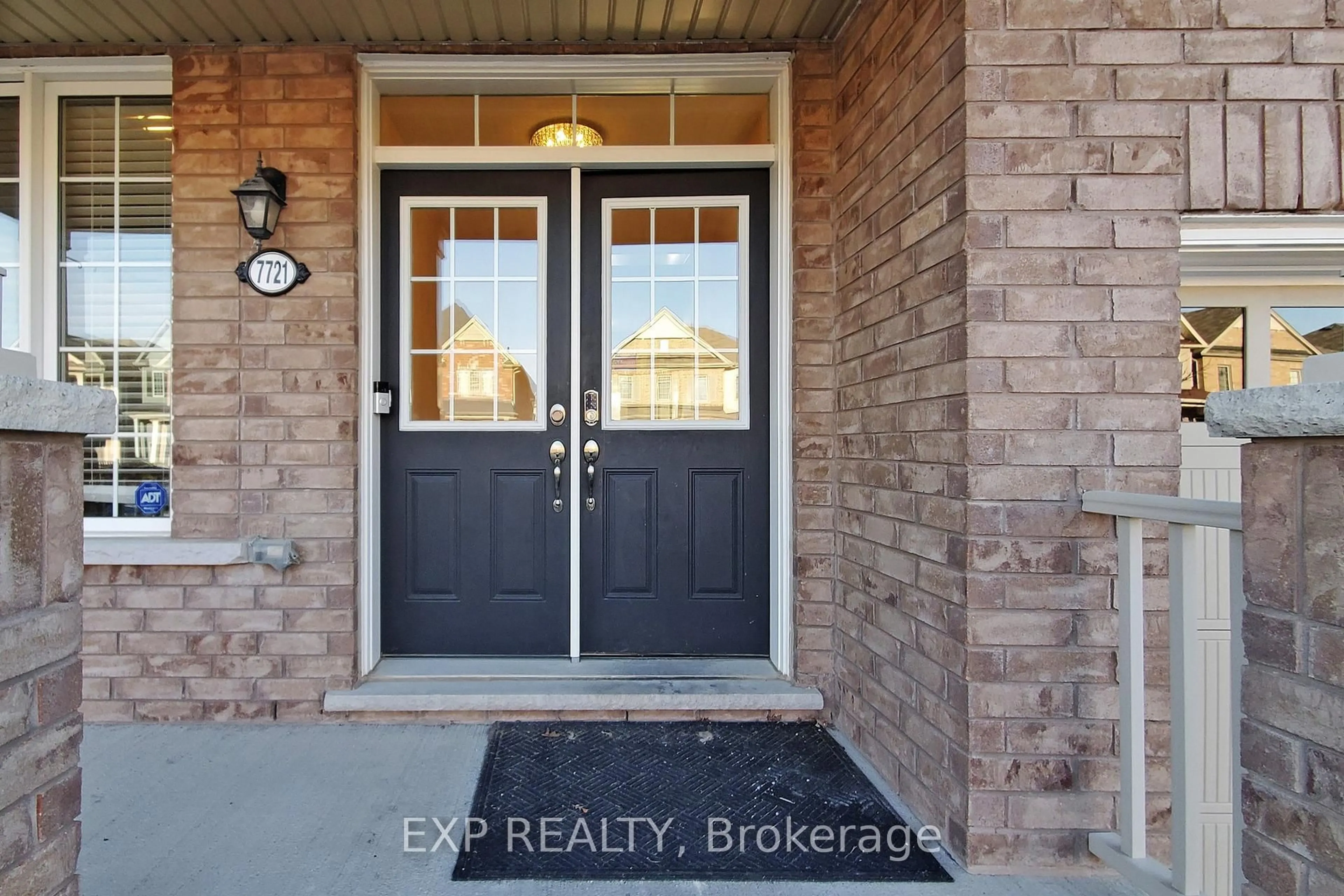 Indoor entryway for 7721 Sassafras Tr, Niagara Falls Ontario L2H 0N5
