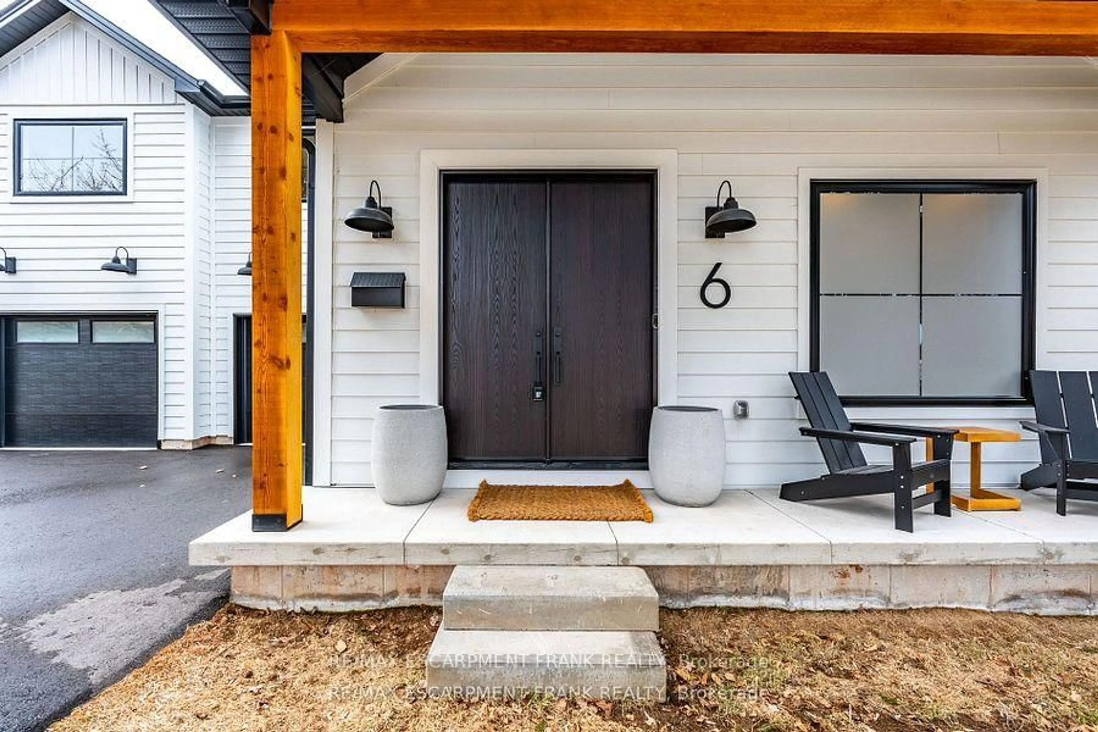 Indoor entryway for 6 Tunbridge Cres, Grimsby Ontario L3M 2V9