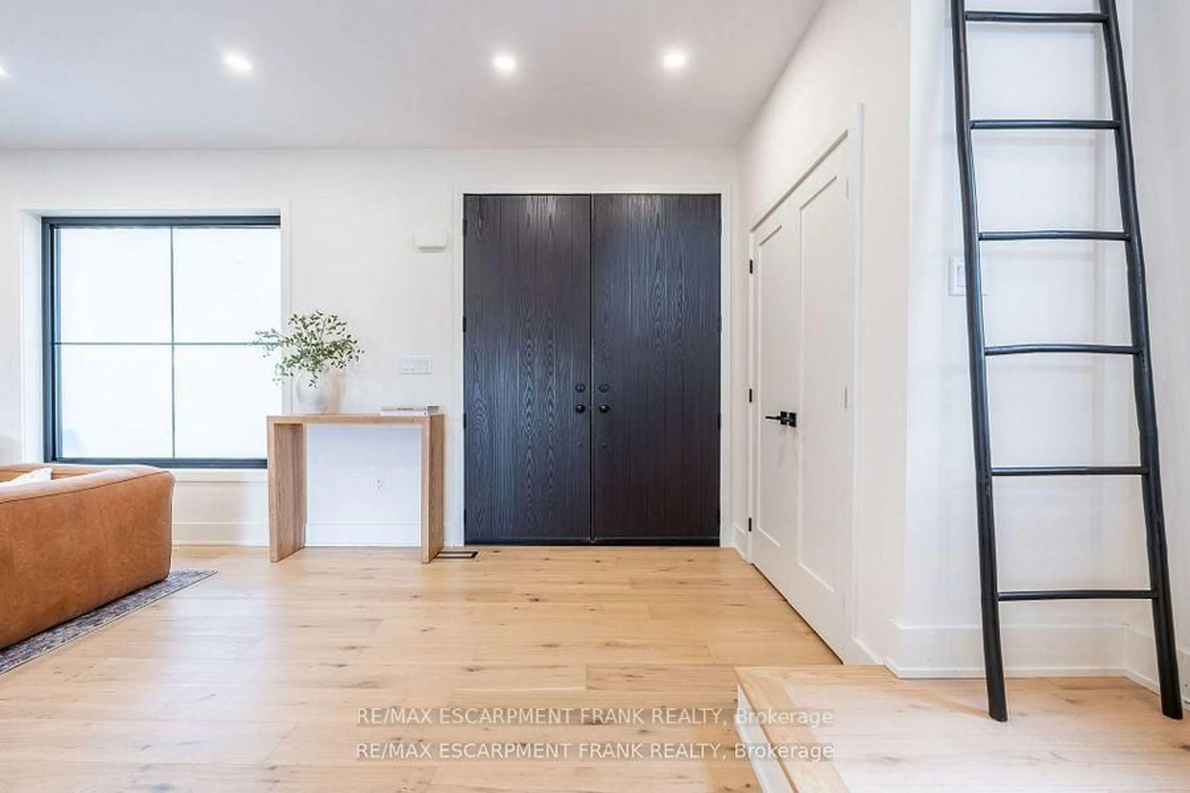 Indoor entryway for 6 Tunbridge Cres, Grimsby Ontario L3M 2V9