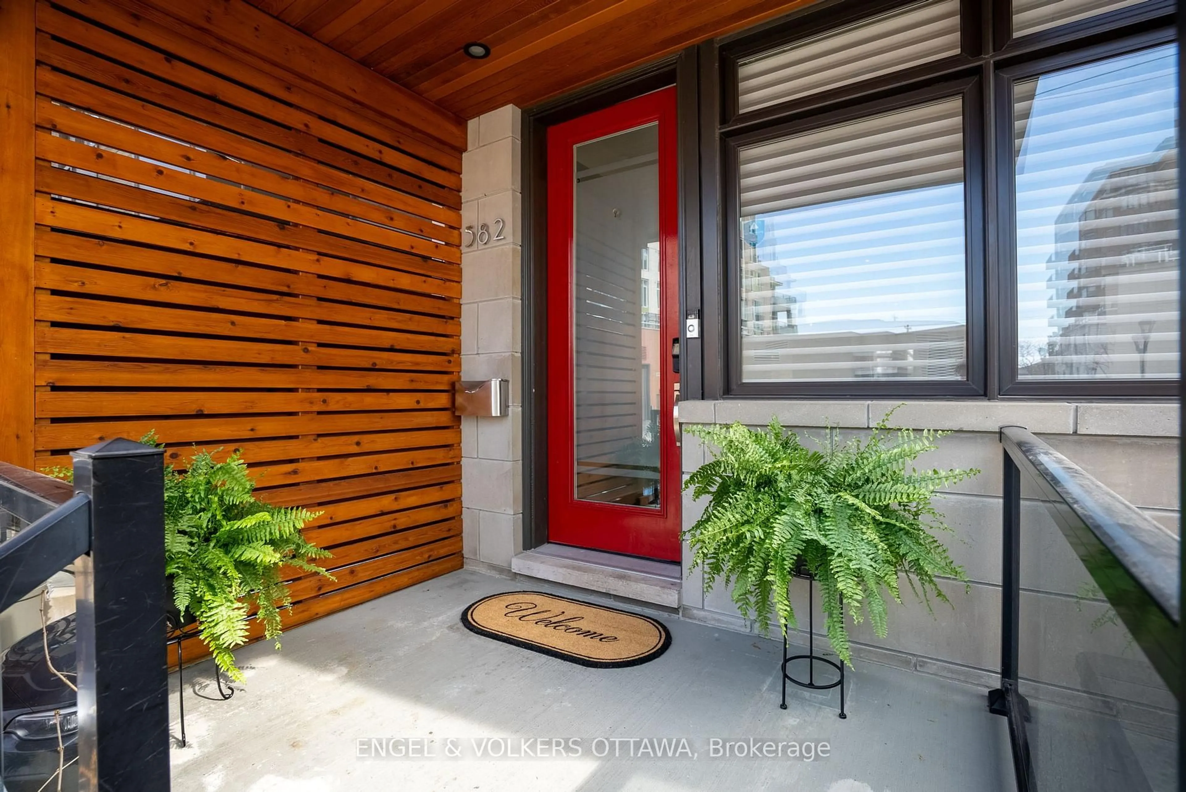 Indoor entryway for 582 Byron Ave, Ottawa Ontario K2A 0E4